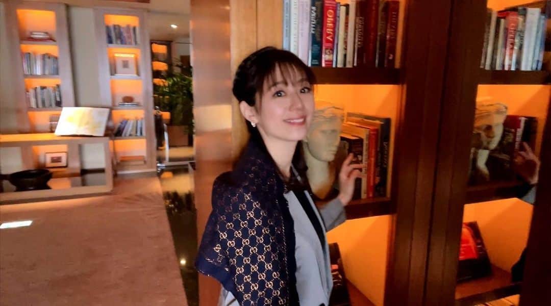 三井智映子のインスタグラム：「先週の相場を振り返りましょう。  先週の米市場は週間ではまちまち。 週足でダウは陽線の一方、S&P500とナスダックは陰線となりました。ナスダックは4週ぶりに反落です。 3月ISM製造業景況感指数が市場予想を下回り2年10カ月ぶりの低水準となったほか、 4日発表の2月の米雇用動態調査（JOLTS）で求人件数が市場予想以上の現象で1000万件を下回り、 5日発表の3月のADP雇用統計は14万5000人増と市場予想の21万人を下回る結果となりました。 相次ぐ雇用の弱さを示す経済指標の結果を受けて、米景気の先行き懸念が重しとなったよう。 金融システムへの懸念が3月10日以降市場のテーマとなっていましたがそれがひとまず後退し、インフレや金利にテーマが戻ったように見えます。 週末に発表された3月米雇用統計で非農業部門雇用者数は予想23.9%(予想はみんかぶさんの数字をいただいております)→結果23.6% 失業率は予想3.6%→結果3.5% 前月比予想0.4%→結果0.3% 前年比予想4.3 →結果 4.2% となりました。 週末の米市場はイースター、Good Fridayで休場でしたので、雇用統計の結果を受けた値動きは月曜日となります。まず日本市場がありますので、日本市場がどのような値動きとなるのか注視したいですね。  ＃投資家さんとつながりたい ＃個人投資家 ＃株式投資」