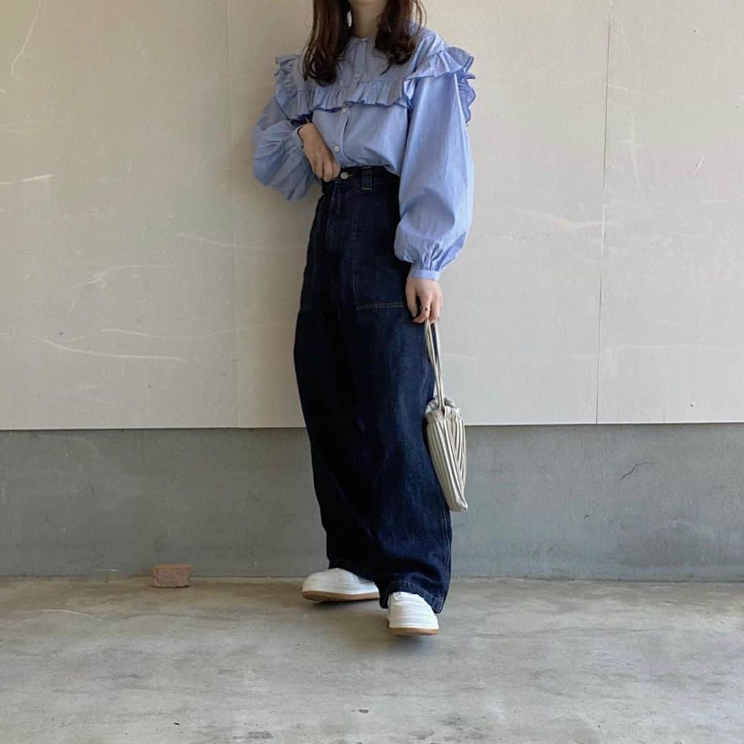 えださんのインスタグラム写真 - (えだInstagram)「最近きれいなデニム手に入れた👖！（歓喜） ⁡ ストーリーとかでちょくちょくのせていきますね☺️もう何本かGETできたら投稿とかにもまとめるかも！💭 ⁡ ⁡ #着回しコーデ　#骨格ウェーブ　#春コーデ #デニムコーデ　#デニムパンツ　#しまむらコーデ　#しまむら　#パンツコーデ　#シャツコーデ」4月9日 21時09分 - yuzutarosu9876