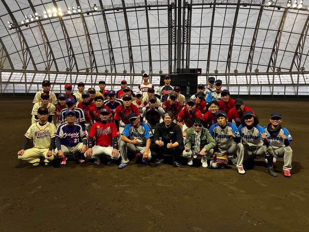 小笠原健のインスタグラム：「人生初の五所川原‼️ つがる克雪ドームでの 野球教室&野球大会  試合には負けてしまったけど めちゃくちゃ楽しかったです  つがる選抜の皆様 ありがとうございました‼️  1000人以上の方の前で バックスクリーンに ホームランを打てたのは 一生の思い出です☺️  コロナ禍で実現する事ができず 3年越しにこのイベントが実現できたとお聞きしました‼️ 運営に携わってくださった 沢山の方々に感謝申し上げます‼️  市長の始球式から始まりの 皆での国歌斉唱、感動しました‼️  子供達も沢山いて、笑い声が響いて、本当に素晴らしいイベントに参加させていただき、感謝感謝です‼️ 小沢さんありがとうございました‼️  次はつがる選抜に勝てるように 頑張りたいと思います‼️ 五所川原最高でした‼️ ありがとうございました‼️」