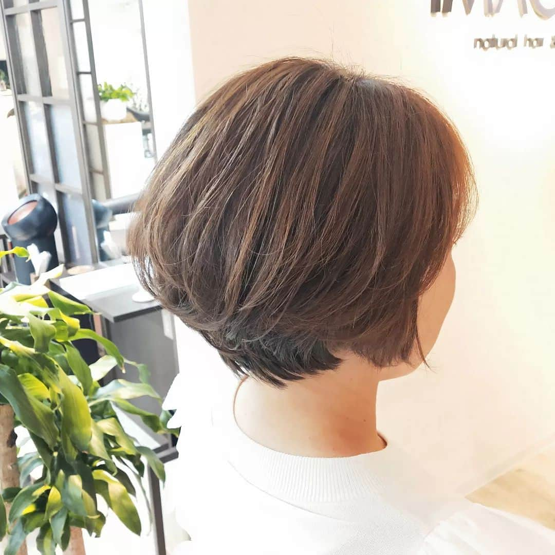 IMAGINE-hairのインスタグラム：「いつもありがとうございます😌  ✄お客様スタイル✄  ☆ショートスタイル☆  トップが短すぎない、ショートボブに近いショートスタイル✨  スタイリング 👉ストレートアイロンで内巻き、バーム仕上げ  メニュー 👉ファイバープレックスカラー(ハイライト込み)＋カット/¥15,950-  秋山はこんな美容師です。 ✄30代、40代、50代のお客様から支持して頂いてます。 ✄ショートスタイル、ボブスタイルが大得意です。カット技術には自信あるので、まとまりやすく朝のスタイリングを楽にします。 ✄生えグセ、髪質、頭の形等をしっかり見て、顔の黄金比に合わせて小顔小頭スタイルにします。 ✄かれこれ20年。髪質、ヘアスタイル、頭皮の事等どんな悩みもお任せ下さい。  IMAGINEは、こんな方におすすめのヘアサロンです ❁トップをふんわりさせたい方 ❁つむじ割れが気になる方 ❁毎日のスタイリングを楽に決まるようにしたい方 ❁パサつき、ぺたんこ、うねり、頭皮トラブルなど大人女性のお悩みを持たれてる方 ❁小顔、小頭にしたい方  IMAGINEでは、、、 ・髪の毛、頭皮の様々なお悩みを解消します。 ・パサつき、ぺたんこ、うねり、細毛、抜け毛など大人女性のお悩みもお任せ下さい。 ・日本で唯一のパーマでぺたんこ、つむじ割れを解消します。 ・毎日のスタイリングが楽になるように傷めずまとまり長持ちするヘアスタイルを提供します。 ・顔、頭の黄金比(美しく見えるバランス)をベースに小顔、小頭のヘアスタイルにします。  【IMAGINE天神橋店の料金】 ❁カット　¥6,600 ❁カット＋ファイバープレックスカラー　¥15,950 ❁カット＋ファイバープレックスカラー＋トリートメント　¥20,570 ❁根元ふんわりパーマ＋カット　¥14,850 ❁つむじ割れ解消ポイントパーマ＋カット　¥11,550 ❁酸性ナチュラルストレート＋カット　¥18,150  【アクセス】 〒530-0041 大阪市北区天神橋３−６−２２ TEL  ０６−６３５１−８０２０  詳しくはホームページをご覧ください www.imagine-hair.com  【定休日】毎週月曜日、第2,3,5火曜日  【受付時間】 　【火】12：30～18：00 　【水−土】10：00～18：30 　【日・祝】10：00～17：30  ご予約や気になる方、メニューなどのご相談は お電話(０６−６３５１−８０２０)もしくはDMからお気軽にご連絡下さい❁¨̮   #ショート#ショートヘア#ショートヘアスタイル#ボブ#ボブショート#ショートボブ#ボブヘア#パーマヘアスタイル#インナーカラー#デジタルパーマ#ストレートパーマ#メンズパーマ#ファイバープレックス#つむじ割れ解消#つむじ#脱白髪染め#ハイライト#30代ヘア#40代ヘア#50代ヘア#天神橋美容室#天満美容室#南森町美容院#天神橋美容院#天満#南森町#扇町#天神橋#天神橋筋商店街」