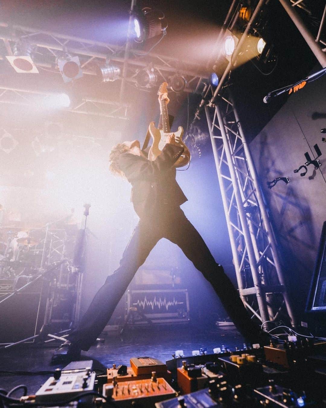 ソラのインスタグラム：「まじでギター楽しすぎ。  5/7 TOUR FINAL 東京 duo music exchange この日を境にみんなの人生が良い方向に好転出来るような日を作りに行くつもりです。  全力で与えますので、全力で受け取りに来てください。  Photo (@hanna_7221)  #guitar #guitarist」