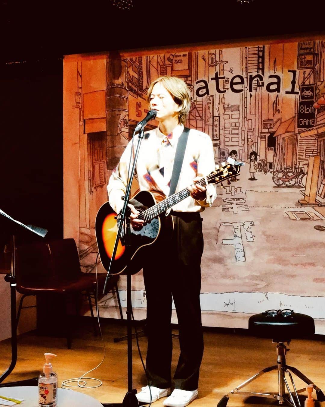 のインスタグラム：「54  お昼のライブでした。 梅田ラテラル、ご来場ありがとうございました。  夕方から夜はスタジオ。 新しいアルバムを作っています。 よく笑っています。  @fraynsguitars」