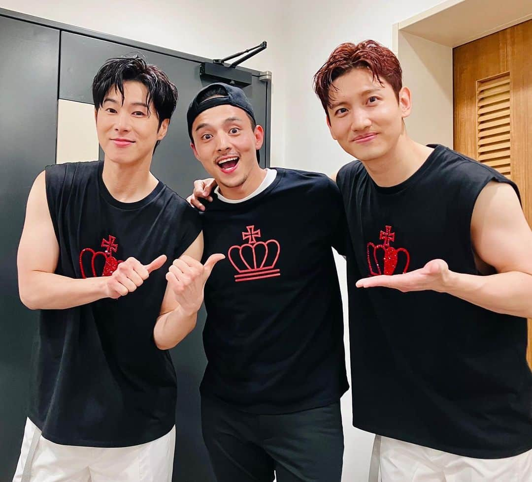 満島真之介さんのインスタグラム写真 - (満島真之介Instagram)「🔸♦️ We are《T》♦️🔸  「東方神起 LIVE TOUR 2023 ～CLASSYC～」 ★さいたまスーパーアリーナ公演★  大尊敬している、2人の兄さんたちと！ 久しぶりの再会✨心から感謝✨  형들 너무 멋있어요...!!!  ❁.｡.:*:.｡.✽.｡.:*:.｡.❁.｡.:*:.｡.✽  #동방신기 #東方神起 #TOHOSHINKI  #CLASSYC #TVXQ #ユンホ #YUNHO #윤호  #チャンミン #창민  #CHANGMIN #bigeast 皆さんのおかげです。 ❁.｡.:*:.｡.✽.｡.:*:.｡.❁.｡.:*:.｡.✽」4月9日 21時15分 - mitsushimax