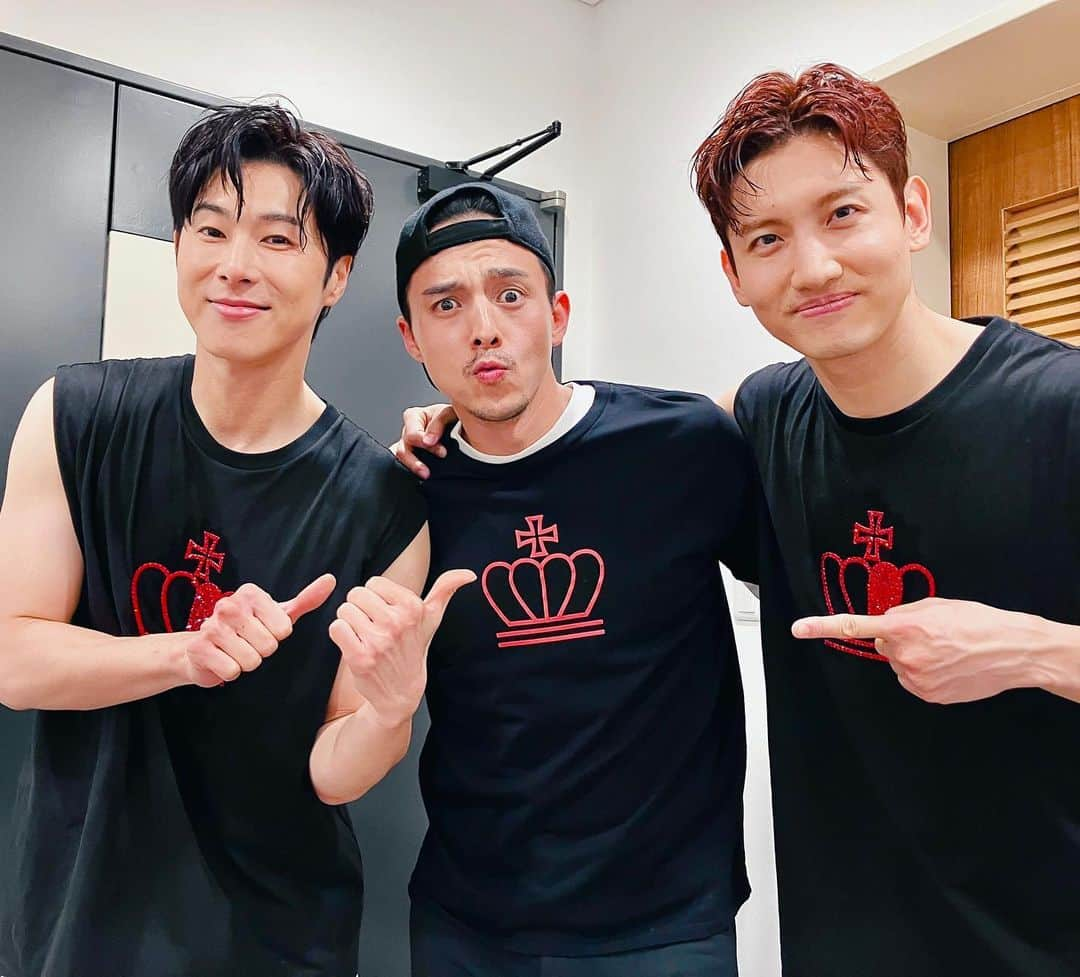 満島真之介さんのインスタグラム写真 - (満島真之介Instagram)「🔸♦️ We are《T》♦️🔸  「東方神起 LIVE TOUR 2023 ～CLASSYC～」 ★さいたまスーパーアリーナ公演★  大尊敬している、2人の兄さんたちと！ 久しぶりの再会✨心から感謝✨  형들 너무 멋있어요...!!!  ❁.｡.:*:.｡.✽.｡.:*:.｡.❁.｡.:*:.｡.✽  #동방신기 #東方神起 #TOHOSHINKI  #CLASSYC #TVXQ #ユンホ #YUNHO #윤호  #チャンミン #창민  #CHANGMIN #bigeast 皆さんのおかげです。 ❁.｡.:*:.｡.✽.｡.:*:.｡.❁.｡.:*:.｡.✽」4月9日 21時15分 - mitsushimax