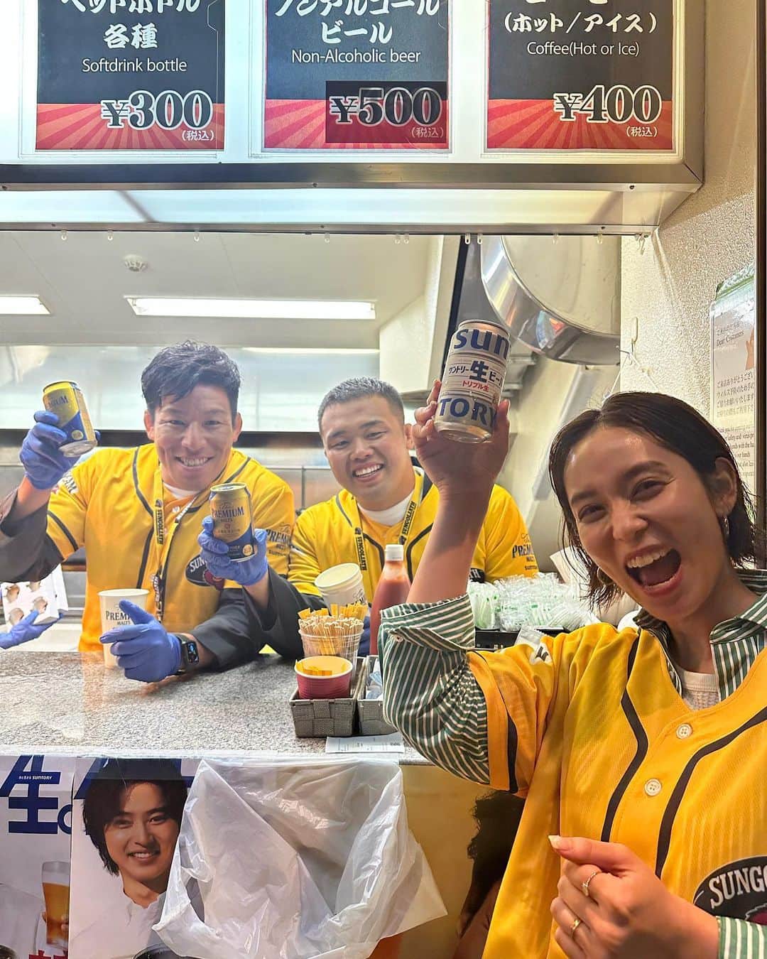 依吹怜のインスタグラム：「どうもこんばんはー 先日のフライデーナイトの様子を。 サンゴリアスの豪華メンバーたちが自らいろんな場所でビールを注いでくれるってゆう文化祭のような楽しいイベントをやってたよ🍺 暴風雨だったけどそれはもはや！！ アトラクションみたいで楽しかったーー🎢  という投稿が本当に久しぶりになってしまいましたが、 わたくし、現在余裕がない！！爆  自分で運営してるオフィシャルサポーターアカウントのSNSの投稿、編集、選手取材、事前調べ。 （これ、ぜひフォローよろ笑👉 @league_one_supporter_ ）  リーグYouTube【ラグONE】の企画・撮影・編集。 全部自分でやってるので、もうホント気を抜くととめどなく弱音が溢れ出します😂笑 たくさんの人にラグビー知ってほしいって思ってやってるけど、色々本末転倒な気もしたりしなかったり。  迷ったりもするんだけど、 とにかく目の前のこと、 今の自分にできることをやるしかない🔥 振り返るのはあとだ！うりゃーーー！とおもって、 好きと楽しいの気持ちだけを保持して明日からも頑張る😤  とゆうわけで私のリーグワンのチーム全国行脚はラスト1チームです。 ついにここまで来た！って気持ちと もうすぐ終わっちゃうって気持ちが入り乱れております。  最後まで、選手たちの頑張りや人間性、ラグビーの魅力を伝えられるようにがんばる！以上！」