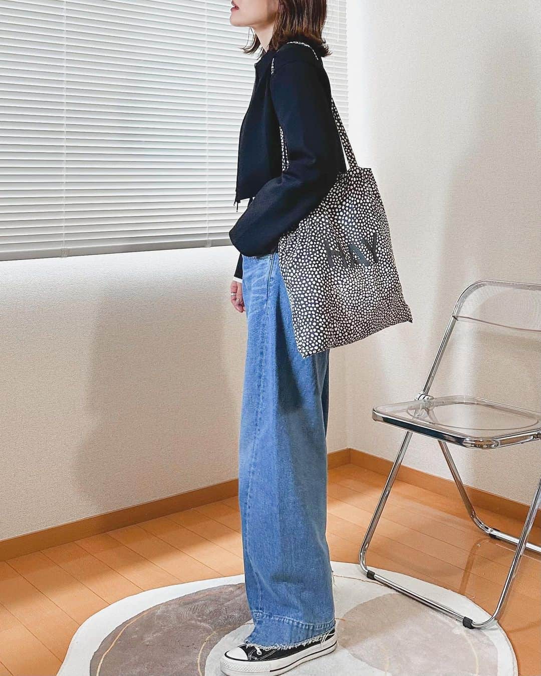 かほこ。さんのインスタグラム写真 - (かほこ。Instagram)「ㅤㅤㅤㅤㅤㅤㅤㅤㅤㅤㅤㅤㅤ ㅤㅤㅤㅤㅤㅤㅤㅤㅤㅤㅤㅤㅤ jacket : #cos inner : #uniqlo × #mamekurogouchi denim : #adametrope bag : #hay sneakers : #converse ㅤㅤㅤㅤㅤㅤㅤㅤㅤㅤㅤㅤㅤ COSで一目惚れしたショート丈のジャケット🥹💘 店舗にはXSしか残ってなかったのでXS着てますが、いつものサイズならもう少し丈長いかも？ ㅤㅤㅤㅤㅤㅤㅤㅤㅤㅤㅤㅤㅤ 襟付きとショート丈に弱い🫶🏻 ㅤㅤㅤㅤㅤㅤㅤㅤㅤㅤㅤㅤㅤ #kaho_fashion」4月9日 21時16分 - xxokohakxx