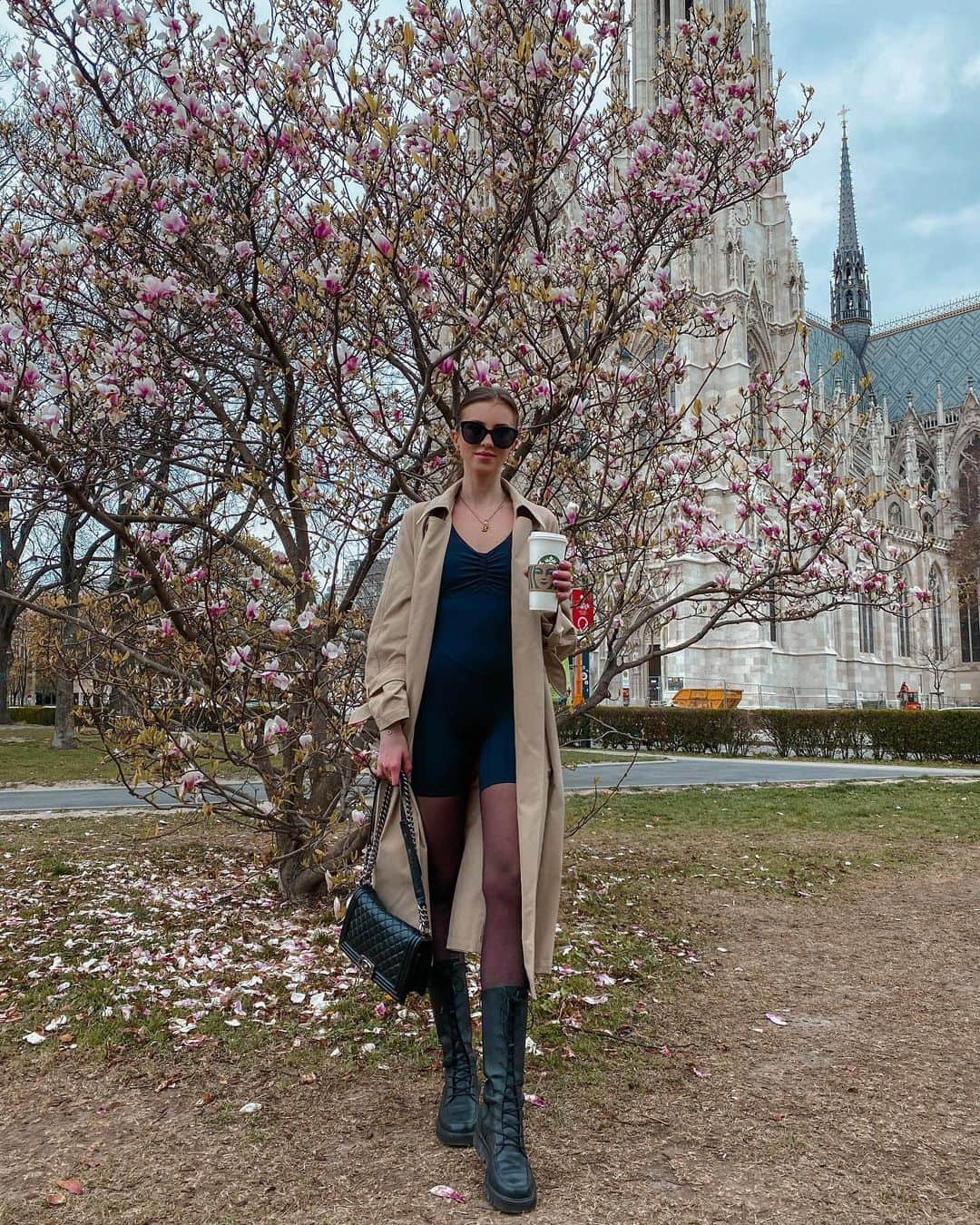 バーボラ・コディトヴァのインスタグラム：「POV: you find magnolia on your Easter walk 🐣 Happy Easter guys! 🐰 For my Easter walk I chose this comfortable @glowmode_official sculpting bodysuit from the #GLOWMODEonpointe collection - it’s buttery-soft, cute cut-our design & can be worn for both casual and sports ✨ The SKU on SHEIN.com is 130557889 #GLOWMODE #ad」
