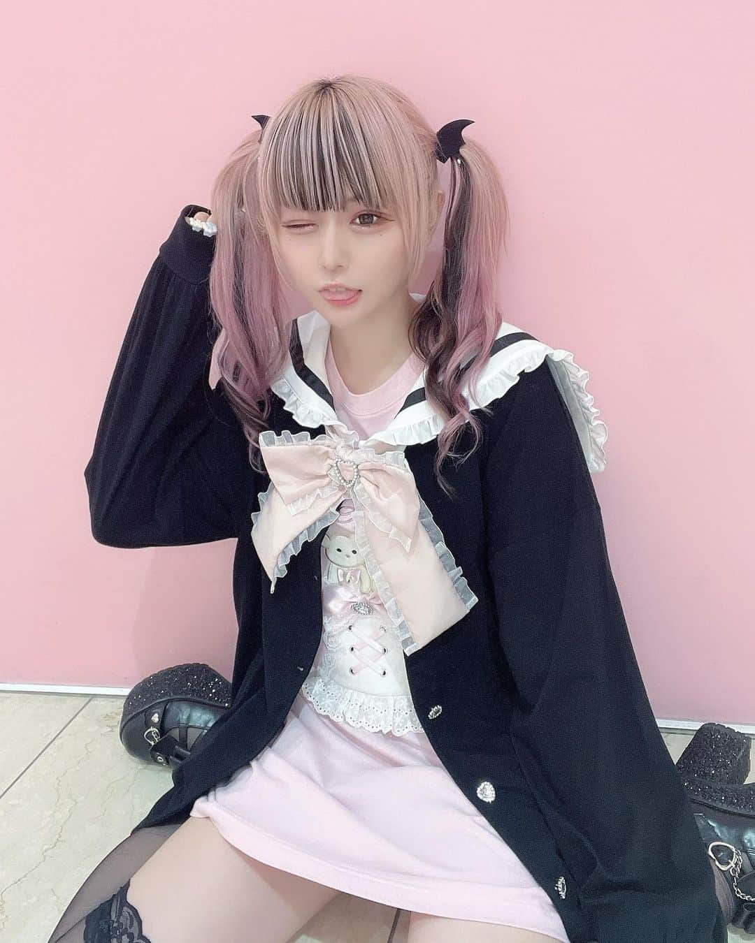 のインスタグラム：「ㅤㅤㅤㅤㅤㅤㅤㅤㅤㅤㅤㅤㅤ 春も地雷ちゃんがかわいいねー😽🎀 ㅤㅤㅤㅤㅤㅤㅤㅤㅤㅤㅤㅤㅤ #ankrouge #アンクルージュ #bemqin #大宮アルシェ #大宮 #地雷系女子 #地雷 #地雷女 #地雷メイク #量産型ヲタク #病みかわいい #量産型ヲタク #隠しきれないヲタク #ツインテール #派手髪 #派手髪女子 #ピンクヘアー #ピンク髪 #ハイトーンカラー #インナーカラー #カジュアルコーデ #自撮り #自撮り界隈 #いいね返し #自発ください #アパレル店員 #ootd #fashion #l4」