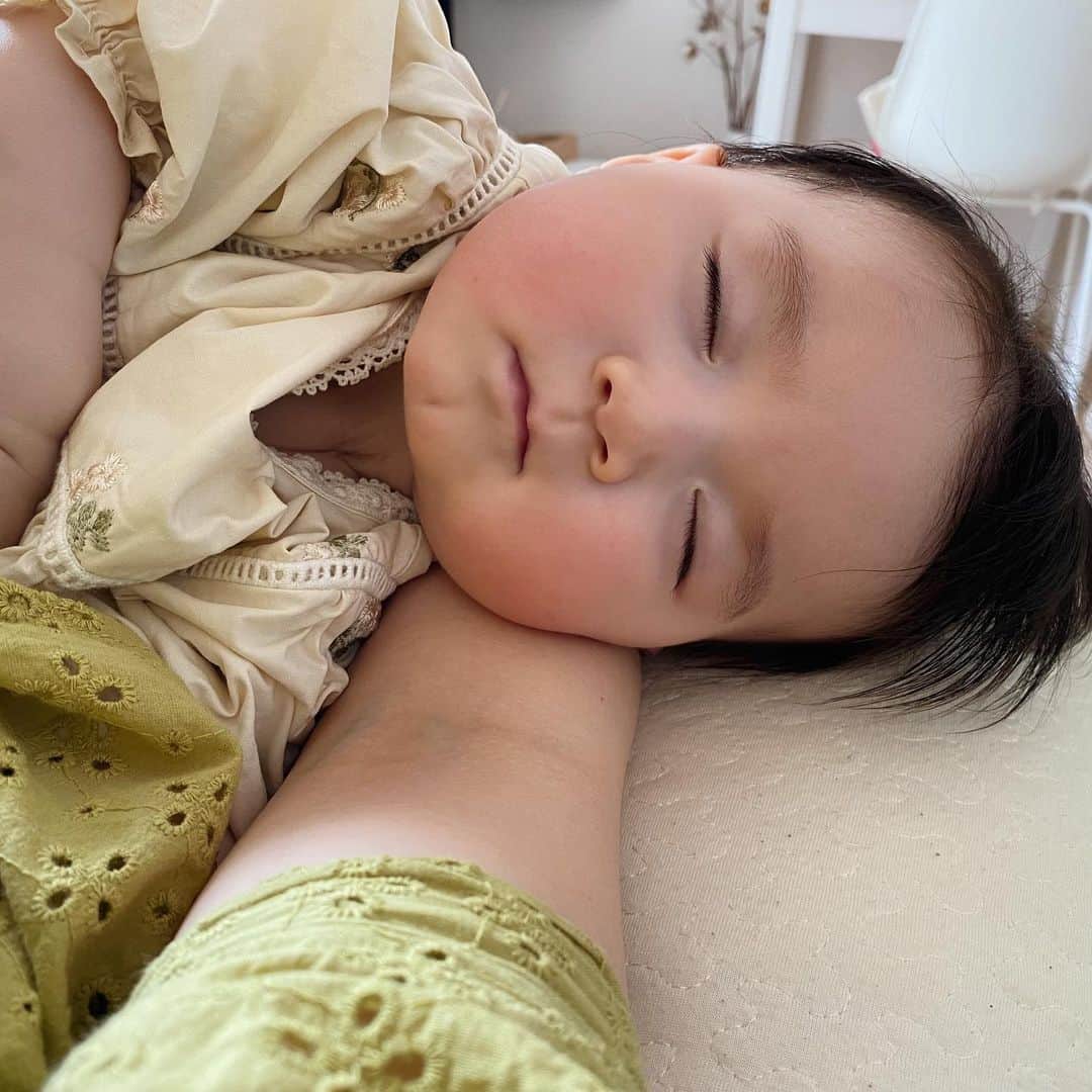 yuinaさんのインスタグラム写真 - (yuinaInstagram)「紗愛ちゃん、7ヶ月でした〜! 毎日、ハイハイの練習しててカエルみたいにぴょんぴょんして可愛い😂 相変わらず、夜は1回しか起きずに、合計11時間寝て尚且つ 朝弱いママを、毎朝起こしてくれるいい子☺️ お家の引渡しもあって、とても幸せな4月☺️ #生後7ヶ月 #月齢フォト  #7month #赤ちゃん #instababies  #l4l」4月9日 21時22分 - yuina_xg