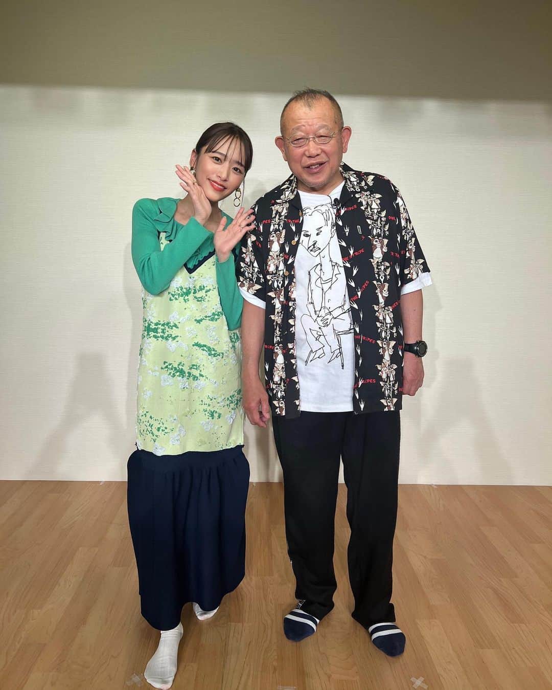 近藤千尋のインスタグラム：「今日は、無学 鶴の間 に呼んでいただきました❤️🫣 鶴瓶様〜！！！！ １時間半のトークさせて頂いて 台本も一切ないおしゃべりだけの時間 とっても濃厚でずっと笑っぱなし… 幸せな時間でした✨🥹  あぁ、隣に鶴瓶様がいる！すごい！と 何度もなってしまいました。笑  たっくさんの差し入れをいただき 娘達はお土産まで。。。😭❣️  いつも優しいオーラで包み込んでくれる方。。✨  本当にありがとうございました❣️  見逃し配信もやっていますので 是非U-NEXTで検索してね👏🔍  #無学 #無学鶴の間」