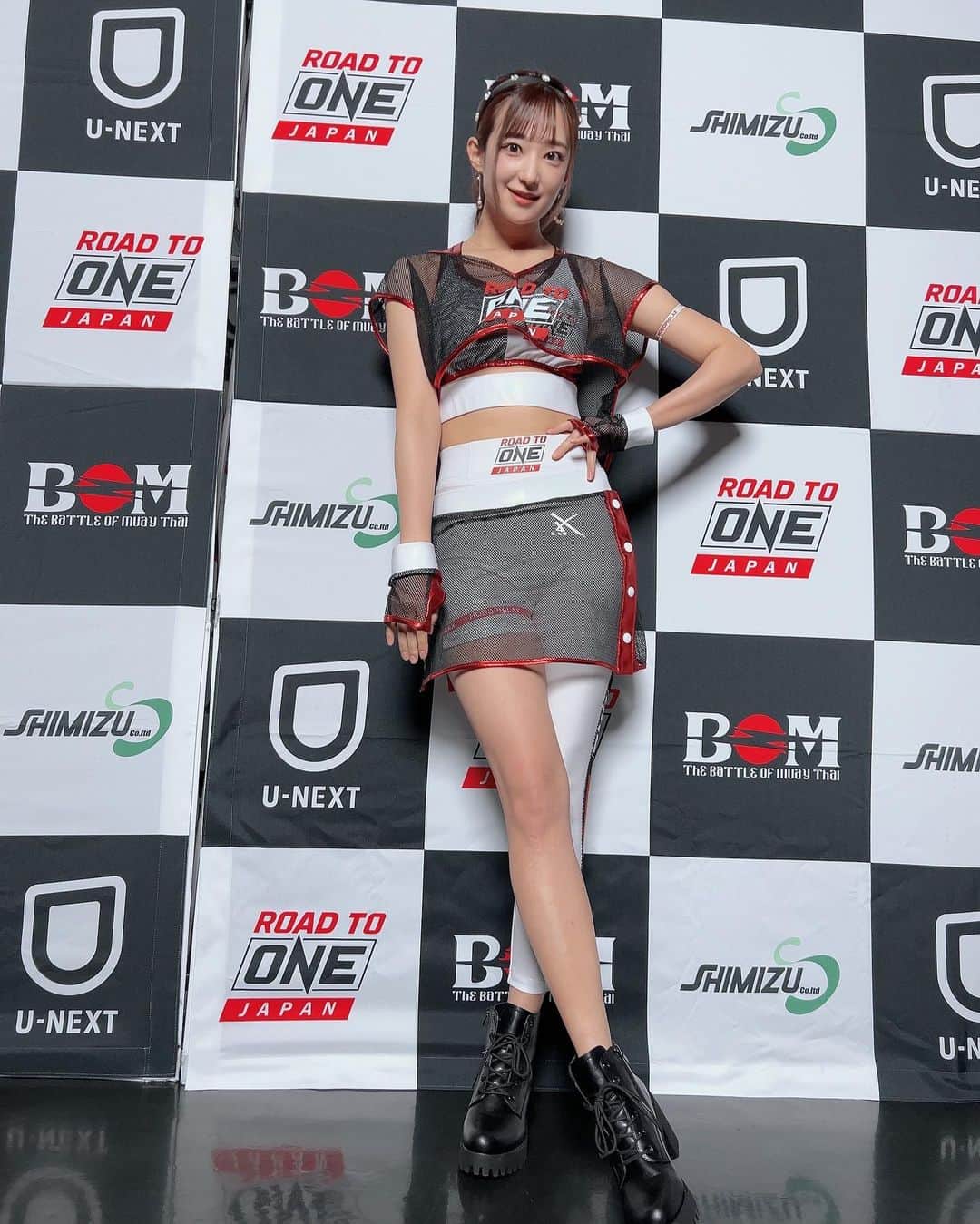 ミクのインスタグラム：「. . . ROAD TO ONE のラウンドガールを させていただきました🥊 . いつも白熱した試合を間近で見て、 本当に最後まで何があるか分からない中 全力で突き進まれてる姿に、 刺激と興奮をもらってます☆ そして、 会場の皆さんの烈々な声援に感動しながら、 ホットな空間に1日入れて素敵な時間でした✨ . . ありがとうございました🥰 . .」