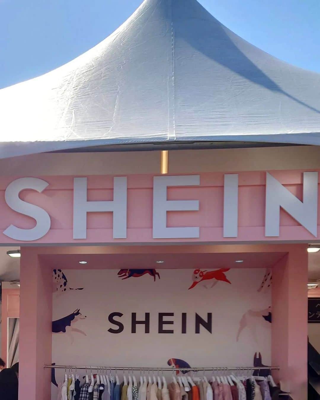 丹遥ニナさんのインスタグラム写真 - (丹遥ニナInstagram)「swipe⇒👉全身SHEINコーデで👗昨日と今日横浜赤レンガで開催された「LIFESTYLE with DOGS powered by SHEIN」@Shein_japan @Shein_official に行ってきたよ💓💋 ・ ・ 「LIFESTYLE with DOGS powered by SHEIN」は#HKT48 /#SKE48 /#NMB48 /#NGT48 などもLIVE出演してて、春の熱気と元気を感じた🌸💖 ・ ・ って、そこで水玉ワンピのエリカちゃん @erika0825erika と久々会えた❕しかも、#白黒 #お揃い SHEINコーデ、その絶妙な偶然に拍手👏⤴️ ・ ・ 見てみて、SHEINのブースめっちゃ可愛くてお洒落！春の妖精🧚じゃない？わんちゃんのピンク撮影コーナも用意してる、さすがわんちゃんのイベント(笑)💕 ・ ・ ガチャガチャの動画も見てみて、ネックレスgetしたよ！ あ、着てるコーデも紹介するね 👇👇👇 📍Apperloth A ジップアップ PU クロップドモトジャケット ベージュ xs 商品ID  12424526  📍SHEIN Unity タイネック フリルトリム レイヤー ドレス ブラック xs 商品ID 757280  📍人工革 膝上 プラットフォーム ブーツ us6 商品ID  2856654  📍文字刺繡 ドローストリングデザイン ベルベット バケットバッグ  ホワイト 商品ID  11704944 ・ ・ こちらのクーポン超お得だよ 👇👇👇 🎈クーポンコード コード名：LWD23K 割引率：0〜5999円 15%オフ，6,000円以上20%オフ 使用可能期間：2023/4/8~2023/5/31  https://m.shein.com/jp/  もしくはアプリでSHEINを探してみて👌🥰 ・ ・ ＃LWDwithSHEIN　#SHEINモデルになろう ＃SHEINコーデ #SHEIN購入品 ・ ・ ✯✯✯✯✯✯✯✯✯✯✯✯✯✯✯✯✯✯✯✯✯✯✯✯✯✯✯✯✯ ・ ・ Model @minaninamiji   🖤 ファッションショー、タレント、作品撮影、商品撮影、 PR、インフルエンサー 、アンバサダー、 通訳、キャスティングなどの仕事は DMでお願いいたします。  🖤 丹遥ニナNina手書きかわいいニナキャラクターラインスタンプ 発売❗@ninalinestamp から飛べますよ❣️ ・ ・ #sheingals  #sheinstyle  #東京カメラ部 #丹遥  #ワンピースコーデ #私の写真もっと広まれ #桜木町 #外国人風  #sheglam  #ミラーレス一眼 #レンズ越しの私の世界 #シャッターを切る瞬間が好き #東京カメラ倶楽部 #ig_japan #love_bestjapan #lovers_nippon #みなとみらい  #イベント #わんちゃん #横浜 #赤レンガ倉庫」4月9日 21時26分 - minaninamiji