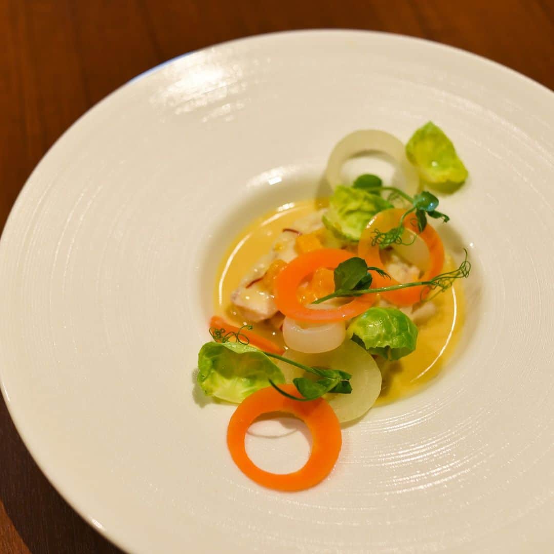 竹田城 城下町 ホテルEN（えん）のインスタグラム：「春のお料理紹介 ♢魚料理 ~鮮魚のナージュ仕立て カルダモンの香り~ _____________________________________ ソースは貝と魚のだしが香るクリームソース。 オレンジとカルダモンを使用し、爽やかさも感じる ソースに仕上げました。 魚の下には甘みと柔らかさが特徴の春キャベツ、 上には芽キャベツ・人参・ペコロスを添えております。 _____________________________________  ♢コースのご案内 〈LUNCH〉 デジュネA　¥3,500-(税込サ別) デジュネB　¥5,200-(税込サ別)  〈DINNER〉 ディネA　¥5,800-(税込サ別) ディネB　¥8,800‐(税込サ別) ディネC　¥12,000‐(税込サ別)  ♢ご来館方法 来館の方法としては3つございます。  当レストランではその中でも、 【ご予約】いただいた上でのご来館を 推奨しております。  1. ホームページからのご予約 2. 電話予約 3. ※ご予約なしの直接来館  ※3番の【直接来館】の注意点といたしまして お客様の御人数やお時間などの関係上 お食事のご用意が難しい場合がございます。 また、当レストランは【不定休】のため ご来館された当日が【休業日】であることも 可能性としてございます。  ♢レストラン予約 ◎ネット予約 プロフィール内「公式HPはこちら」の URLからレストラン予約ページをご覧ください。  ◎電話予約 VMG総合窓口にて承ります。 TEL : 0120-210-289（11:00-20:00） お電話の際は「竹田城城下町ホテルENのレストラン予約」 とお伝えくださいませ。」