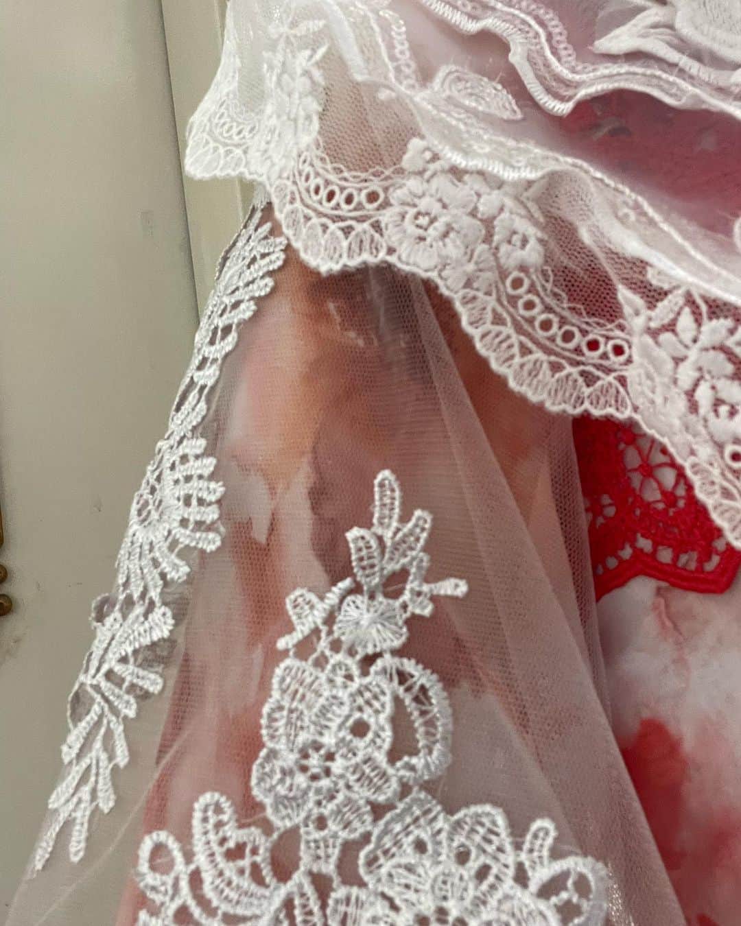 北川悠理さんのインスタグラム写真 - (北川悠理Instagram)「#👗 #🌺 #🤍   “さざ波は戻らない” MV衣装の北川的推しポイント…！🌨️🫶  ☺︎お姫様みたいな #プリンセスライン が美しいシルエット ☺︎キラキラの #ビジュー があしらわれた襟と襟元のお花 ☺︎何層にも重ねられたカラフルで繊細な #チュールスカート  ☺︎袖や襟、腰などにちりばめられた #花柄レース   いつか、乃木坂の衣装をデザインすることが夢です😊✨  あと、衣装デザイナーさんが衣装を作ってくださる様子に密着してお勉強してみたいです…📚✏️  #ラッフルドレス #ruffledress #ティアードワンピース #whitedress #flowerdress   #乃木坂衣装  #衣装デザイン  🫧  #yurigram #ユリグラム  ~~~~~ #乃木坂4期生 の #北川悠理 （#kitagawayuri ）です！🫧 12月 にInstagram開設しました！是非フォローお願いします！🌵🌼 #乃木坂46 #nogizaka46」4月9日 21時27分 - yuri_kitagawa.official