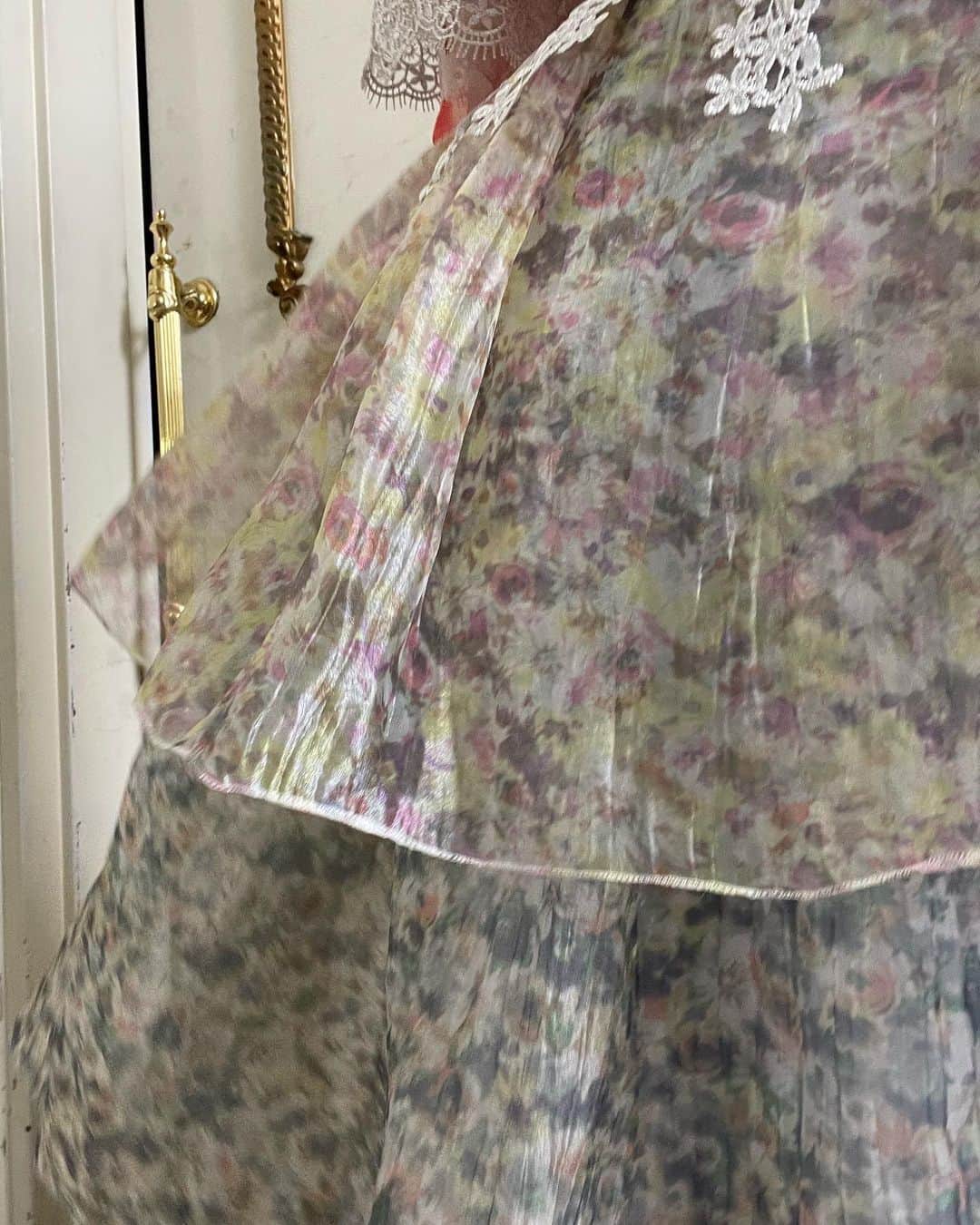 北川悠理さんのインスタグラム写真 - (北川悠理Instagram)「#👗 #🌺 #🤍   “さざ波は戻らない” MV衣装の北川的推しポイント…！🌨️🫶  ☺︎お姫様みたいな #プリンセスライン が美しいシルエット ☺︎キラキラの #ビジュー があしらわれた襟と襟元のお花 ☺︎何層にも重ねられたカラフルで繊細な #チュールスカート  ☺︎袖や襟、腰などにちりばめられた #花柄レース   いつか、乃木坂の衣装をデザインすることが夢です😊✨  あと、衣装デザイナーさんが衣装を作ってくださる様子に密着してお勉強してみたいです…📚✏️  #ラッフルドレス #ruffledress #ティアードワンピース #whitedress #flowerdress   #乃木坂衣装  #衣装デザイン  🫧  #yurigram #ユリグラム  ~~~~~ #乃木坂4期生 の #北川悠理 （#kitagawayuri ）です！🫧 12月 にInstagram開設しました！是非フォローお願いします！🌵🌼 #乃木坂46 #nogizaka46」4月9日 21時27分 - yuri_kitagawa.official