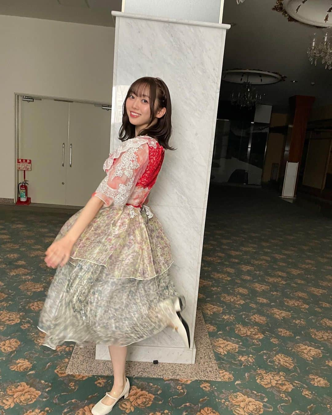 北川悠理のインスタグラム：「#👗 #🌺 #🤍   “さざ波は戻らない” MV衣装の北川的推しポイント…！🌨️🫶  ☺︎お姫様みたいな #プリンセスライン が美しいシルエット ☺︎キラキラの #ビジュー があしらわれた襟と襟元のお花 ☺︎何層にも重ねられたカラフルで繊細な #チュールスカート  ☺︎袖や襟、腰などにちりばめられた #花柄レース   いつか、乃木坂の衣装をデザインすることが夢です😊✨  あと、衣装デザイナーさんが衣装を作ってくださる様子に密着してお勉強してみたいです…📚✏️  #ラッフルドレス #ruffledress #ティアードワンピース #whitedress #flowerdress   #乃木坂衣装  #衣装デザイン  🫧  #yurigram #ユリグラム  ~~~~~ #乃木坂4期生 の #北川悠理 （#kitagawayuri ）です！🫧 12月 にInstagram開設しました！是非フォローお願いします！🌵🌼 #乃木坂46 #nogizaka46」