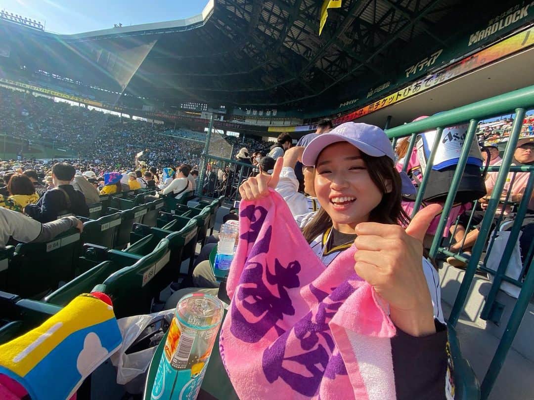 河野万里奈のインスタグラム：「今季初の岩崎優投手を現地応援🐯 『アイキャントライ』で大好きな選手さんが登場する景色は何年経っても夢のようで涙が出ます むしろ月日が経てば経つほど たくさんの方の想いが重なれば重なるほど  「0点で抑える姿をみることができて良かったです」という顔 #hanshin #アイキャントライ #甲子園」