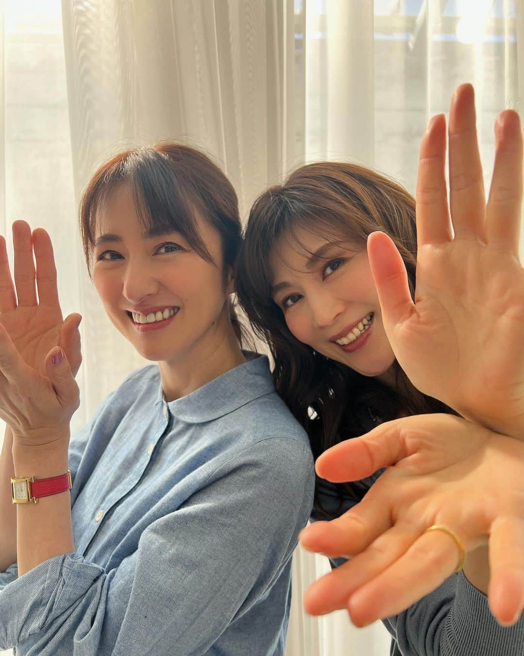 前田ゆかのインスタグラム：「大阪での撮影〜  @27.allen_miho  ちゃんと 一緒でさらに大阪が楽しくなる！ (朝からこれ食べて帰りはあれねー！っと好き、おいしいと思う感覚があう！) 撮影後はいつものコースへ二人ともまっしぐら😆 @wanaka_takoyaki  🐙何回食べても飽きない〜  今回は一歩進んで、 気になっていた『おおいり』を 注文🙌 どんなものかワクワク✨ 普通のソース味、はじめての麻婆ソース味、ネギと塩、3種類のたこ焼きが一度に食べれる人気盛り👌 これがまたまたヒット🙋‍♀️  どれも美味しく、バランスが良い、 濃い麻婆ソースを食べたら塩味だけでさっぱりさせて、最後は定番に落ち着く流れ、3種類が食べれて幸せ感が増したみたい！  美味しく楽しかった笑🤣🤣🫶  #大阪 #たこ焼きわなか  #ノリノリの曲に #反応 #ダンス笑える #たこ焼きで乾杯」