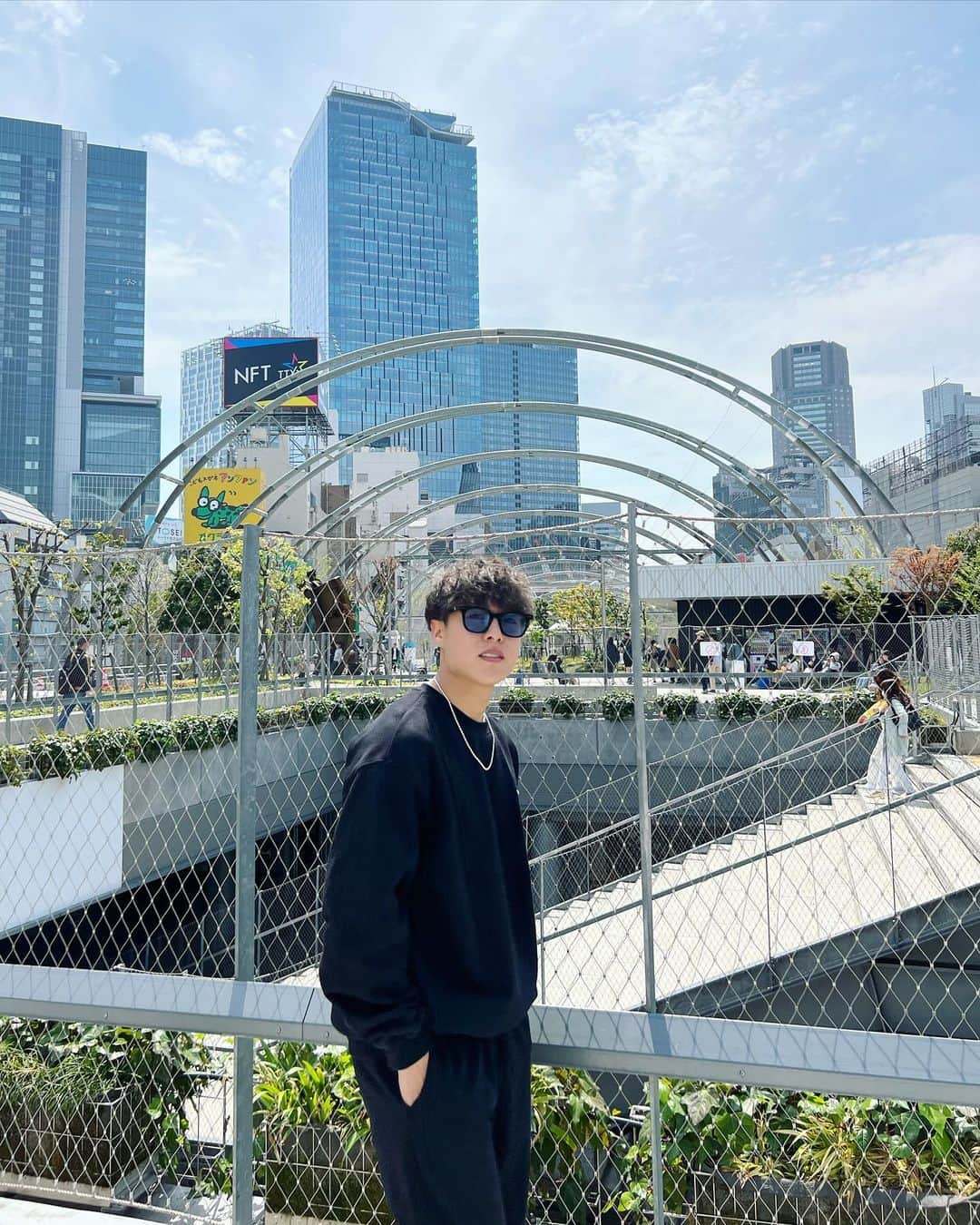 かっくんのインスタグラム：「・ 最近の天気は気持ちい。 スウェットのセットアップはめちゃ楽😎」