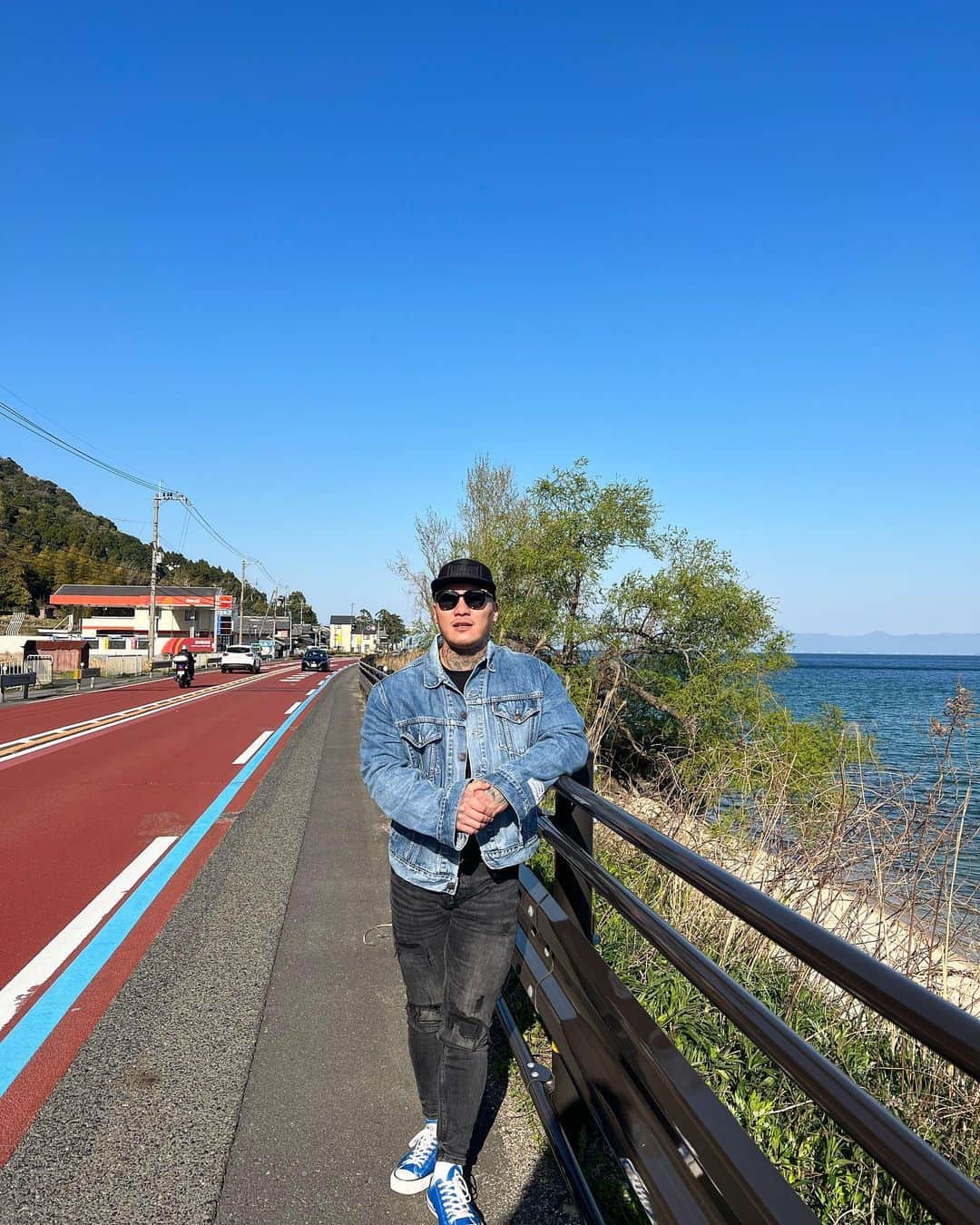 のインスタグラム：「#style#holiday#streetstyle#drivedate#biwako   遠回りする事でみえてくるモノは経験として自分の最大の知識になり人に優しくなれるはず。強さとは優しさで在りたい。」