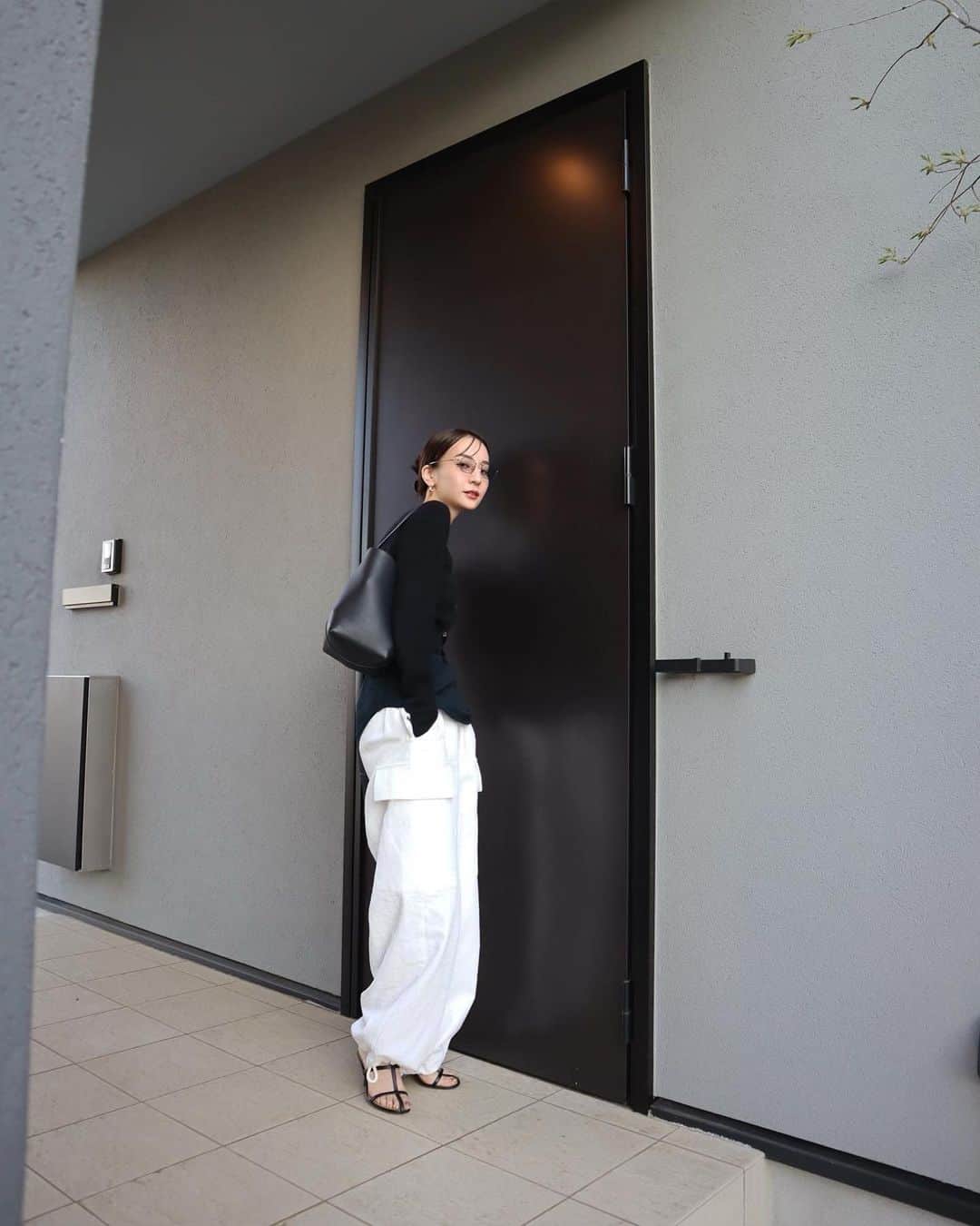 のインスタグラム：「休日の私服 ホワイトのワークパンツを主役に ちょこっと肌見せ♡」