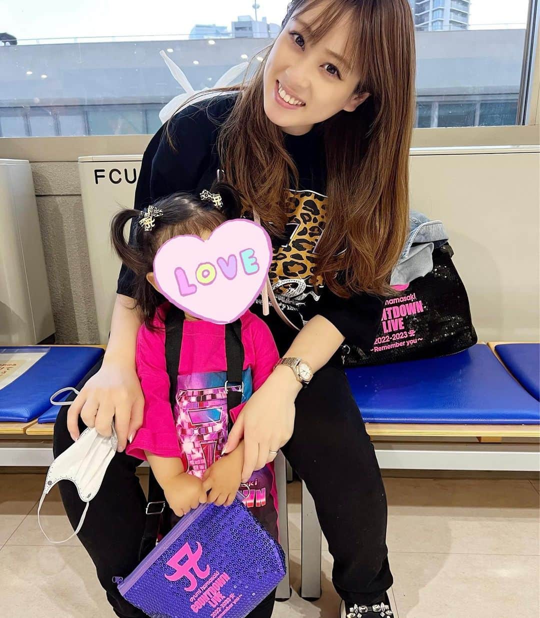 野田彩加のインスタグラム：「昨日はあゆ様のLIVEへ😍😍😍 娘は1歳にしてすでに3回目のLIVE🤭💓  1曲目から寝ちゃったけど、アンコールでは起きてライト振ったり、あゆーって言ったりしてた😍😍😍  🚻待ちしてる時、娘のTシャツもヘアゴムも可愛い〜って言ってもらえて嬉しかったです🤭💓  #ayumihamasaki #teamayu #もちろん娘もTA #ayu25th #ayu25thanniversarylive」