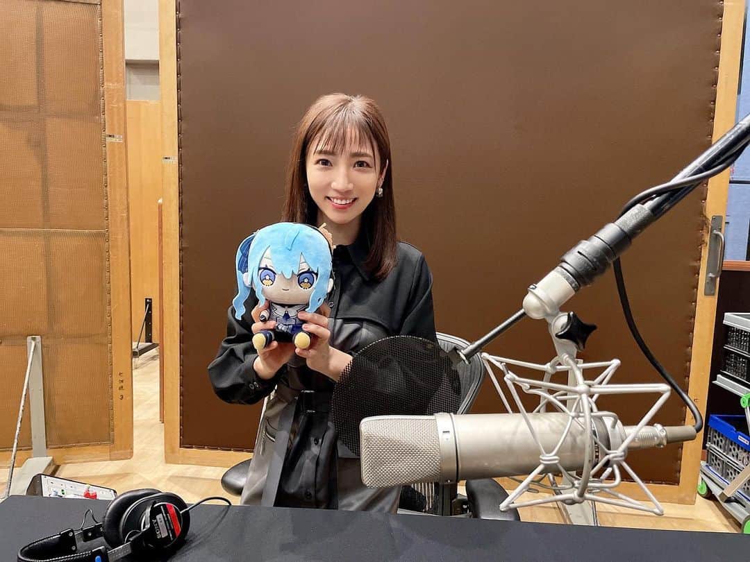 内田敦子のインスタグラム：「⁡ ⁡ 本日4/9(日)22:40から NHKラジオ「ぶいあーる！Vtuberの音楽Radio」が スタートします！ ⁡ 大変光栄なことに ホロライブの星街すいせいさんと一緒に 番組を担当させて頂きます🌟 ⁡ 私自身もVtuberさんが大好きなので、 まだ知らない魅力的な方々や 沢山の楽曲をこれから知っていけることが とても嬉しいです！ ⁡ 毎週日曜夜22:40〜放送です。 聴き逃し配信もあるので 是非宜しくお願いします。 ⁡ すいちゃんはー！今日もかわいいー！！！ ⁡ #ぶいあーる #NHKラジオ #星街すいせい さん #ホロライブ #Vtuber」
