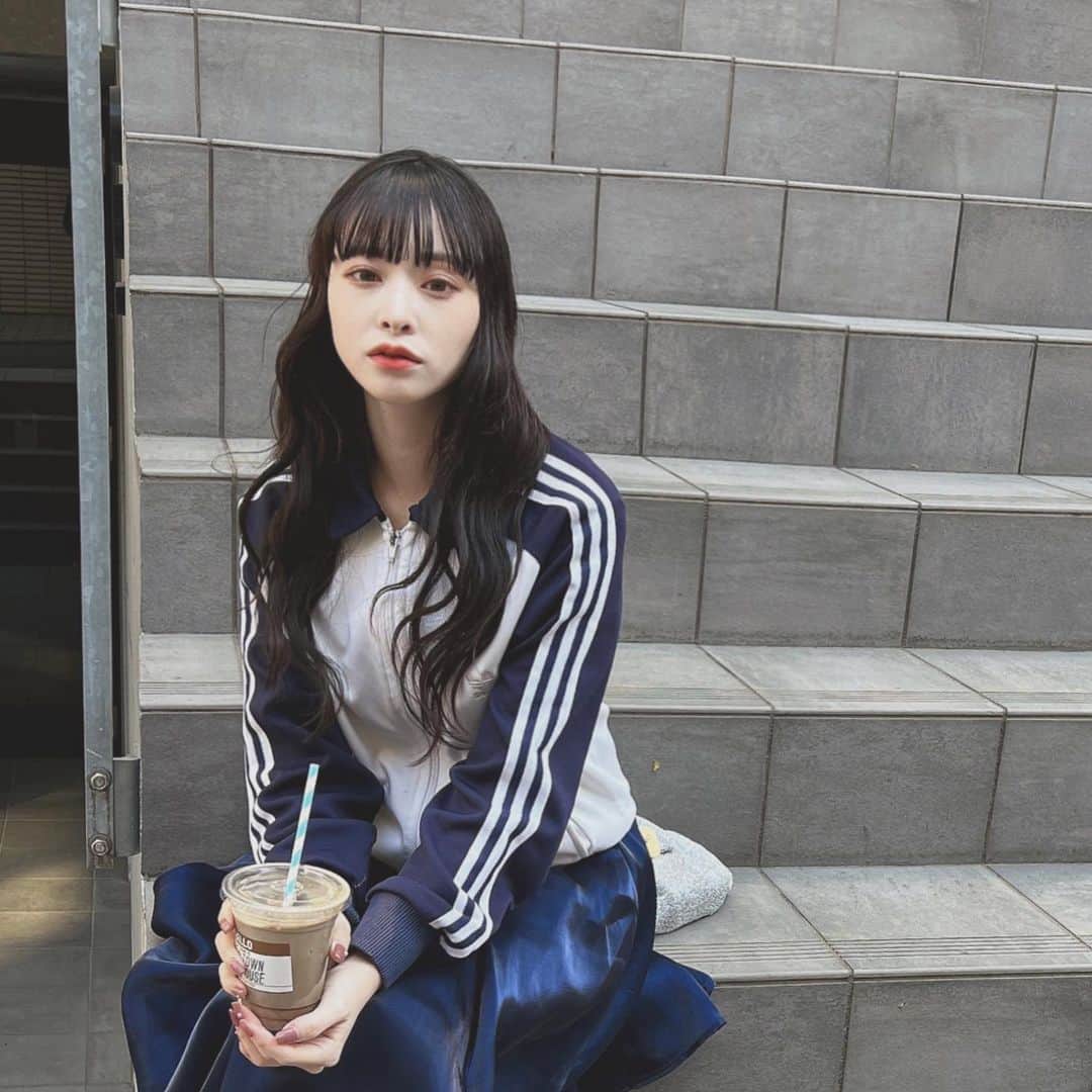 八角瑛子のインスタグラム：「お気に入りのトラック一枚で出かけられる季節うれしい🫐 最近またちょっと寒いけど…」