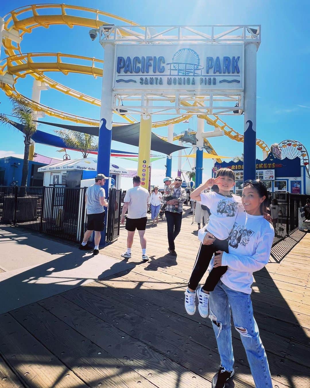 Nazukiのインスタグラム：「⭐️Pacific Park Santa Monica ⭐️  LAで唯一のオフの日にサンタモニカにある遊園地に行きました🎢  レンが乗りたいジェットコースターに2回連続で乗った✌️  レンは、手を離して乗れるようになって、怖くないみたい😆  LAで遊園地に行けて思い出❤️に なったな  乗り物並んでるいる時、海が見えて最高のロケーションでした🌊  #la #santamonica #pacificpark  #遊園地　#子連れ海外旅行  #男の子ママ　#5歳男の子  #5yearsold」
