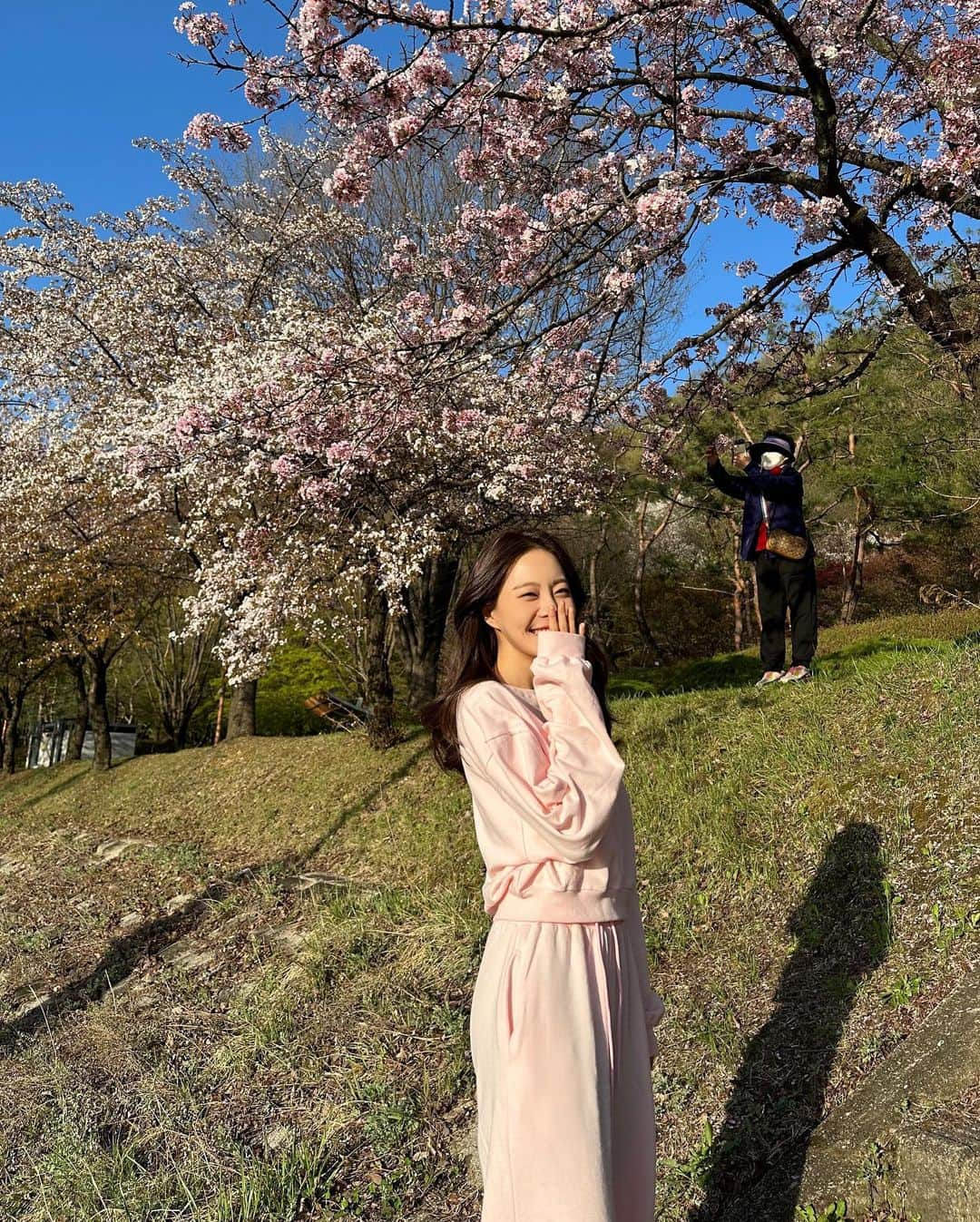 キム・ミニョンさんのインスタグラム写真 - (キム・ミニョンInstagram)「요즘 너무 인스타가 뜸했쥬 🌸 푹 쉬고 돌아왔습니다 ☺️ 운동 열심히하고 예쁜거 보고  맛있는거 잔뜩 먹고🐷 그렇게 드디어 체력 회복 완!!!!!!!!❤️❤️❤️ 요즘 꿀행복타임은 꽃길 산책하는거🎶 행복은 가까이에!!!!! 💕💕💕」4月9日 21時45分 - minyoung_aori