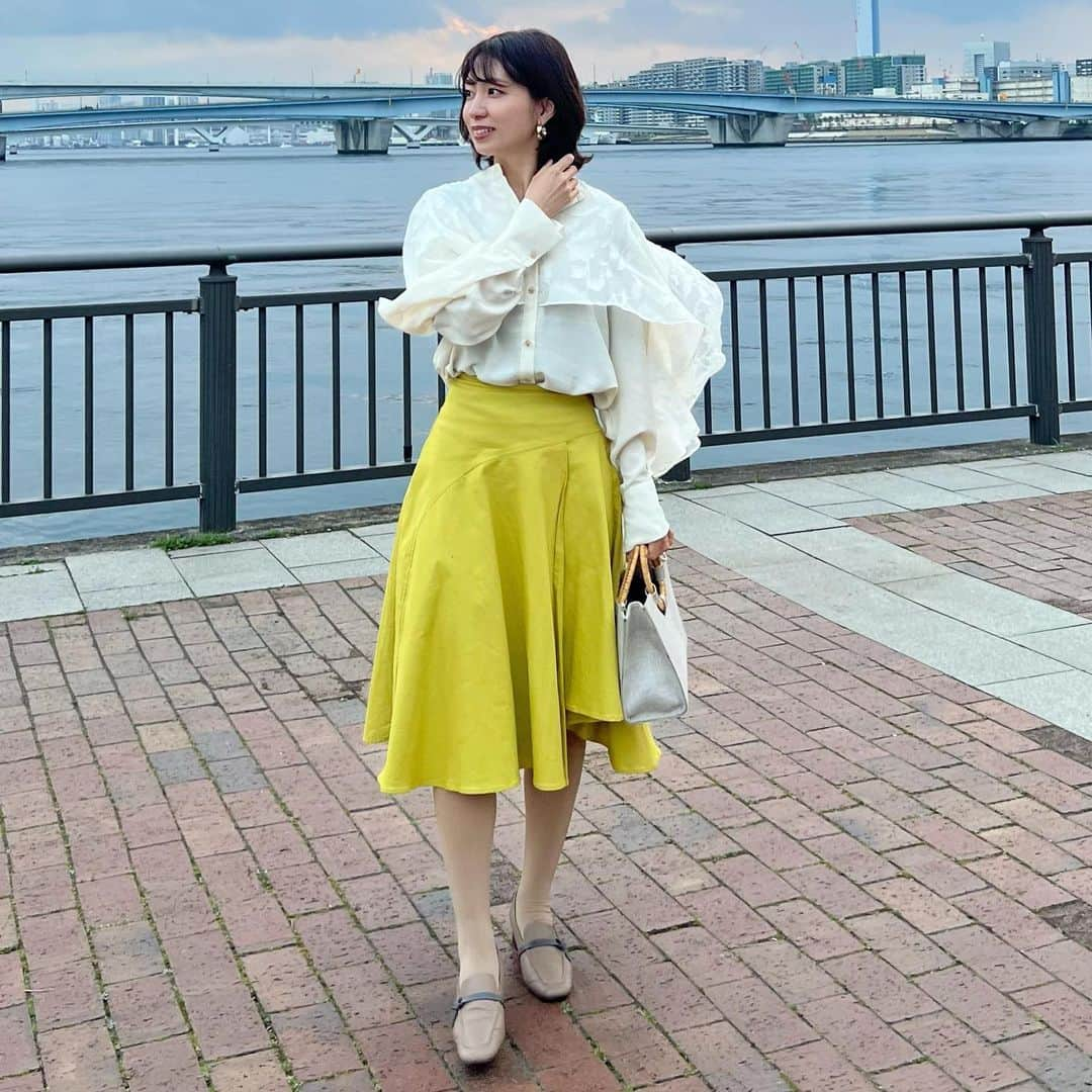 筧沙奈恵さんのインスタグラム写真 - (筧沙奈恵Instagram)「white×green ・ 家族に豊洲に行った時のコーデ🤍デザイン性のあるトップスに、春らしいカラースカートを合わせてみました！ ・ シアーフラワージャガードビックシャツは、トレンドのシアー素材！今回はボタンを閉じて着ましたが、もう少し暖かくなったら下にタンクトップを着てボタンを開けてバサっと羽織って着たいなと思います😌 ・ blouse @bab.showroom  shoes @neuemarche_official  bag @soglia_official  ・ #ママコーデ　#ママファッション  #イエベ秋　#イエベ秋コーデ　#骨格クラシック　#骨格ナチュラル　#骨格クラシックコーデ　#骨格ナチュラルコーデ　#顔タイプアクティブキュート　#顔タイプアクティブキュートコーデ　#春コーデ　#春コーデ2022 #顔タイプ診断　#顔タイプ診断東京」4月9日 21時46分 - sanaekakei