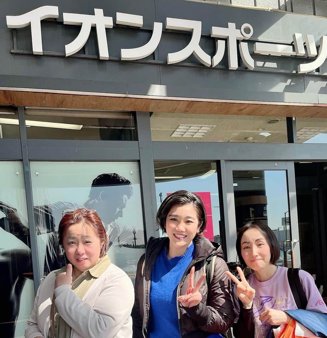 松原梨恵のインスタグラム：「👍✌️✌️ イオンキッズスクールイオンモール成田店🤸🏼‍♀️ 私はAEONの岐阜校（ジャスコ岐阜）だったので、小さな頃にお世話になった先生にお会いできたことも、とっても嬉しかったです🥹♡ #好きこそものの上手なれ たくさん練習して上手くなりたかったのも、長年競技を続けてこれたのも、なんやかんや「新体操」が好きだったからだと、改めて思います🙃🎀  #新体操 #RythmicGymnastics #AEON #イオンモール」