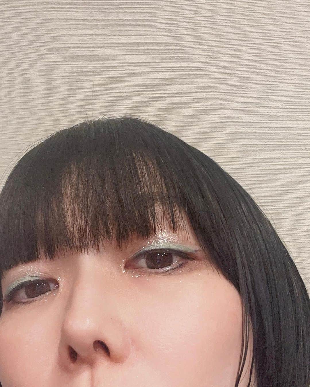 簑島三佳のインスタグラム：「このカラーライナーとリキッドグリッターにハマっている🌙  ラインナップはかわいいのばかり揃えました  どれも発色がすごくいい上、ピタッと密着して全く取れないのがすごくいい  アイメイク毎日色んなカラー楽しんでるよ♡  @didion_beauty  #didion #カラーアイライナー #ラメシャドウ #リキッドグリッター」
