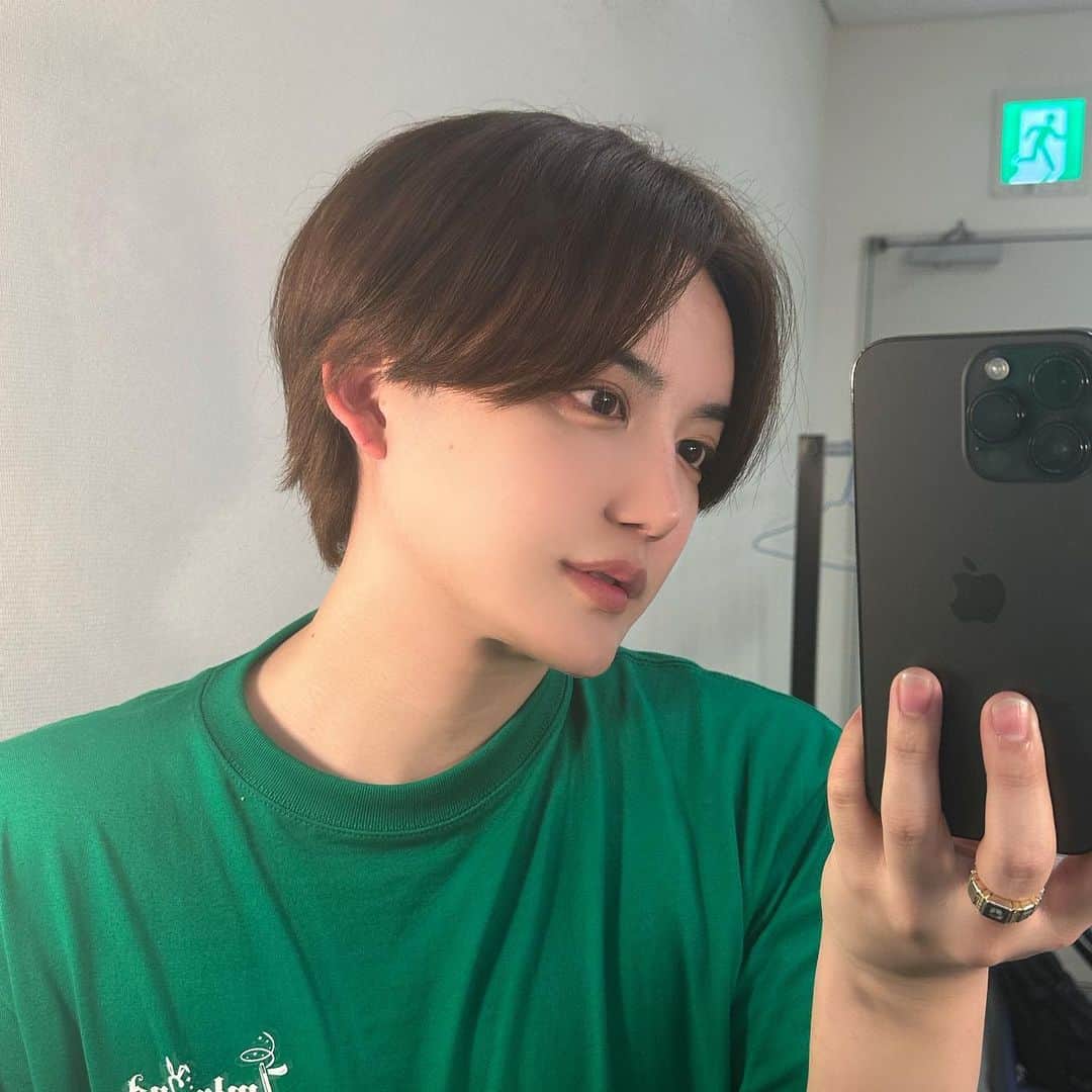 やっぴのインスタグラム：「2周年本当におめでとう㊗️  沢山の試練を乗り越えた7m!n だからこそできた最高のステージでした。  この6人なら大丈夫。 改めて最高のメンバーに出会えたなと思いました☺️  目標に向かって3年目も頑張っていきますので 今後とも7m!nをよろしくお願い致します！  ps 自分も出てました(魔女役) #セブンミニット」