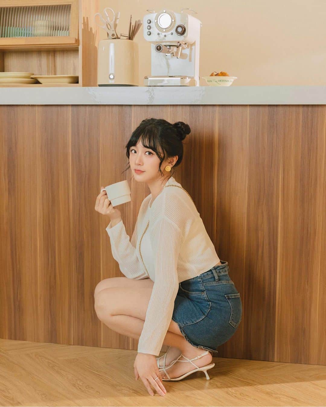 陳語謙のインスタグラム：「你們看～這亞洲蹲還標準嗎☕️💫  ∩ ∩  oˊㅅˋo) づ♡ =͟͟͞͞♡  上衣&褲裙 @scheming_gg」