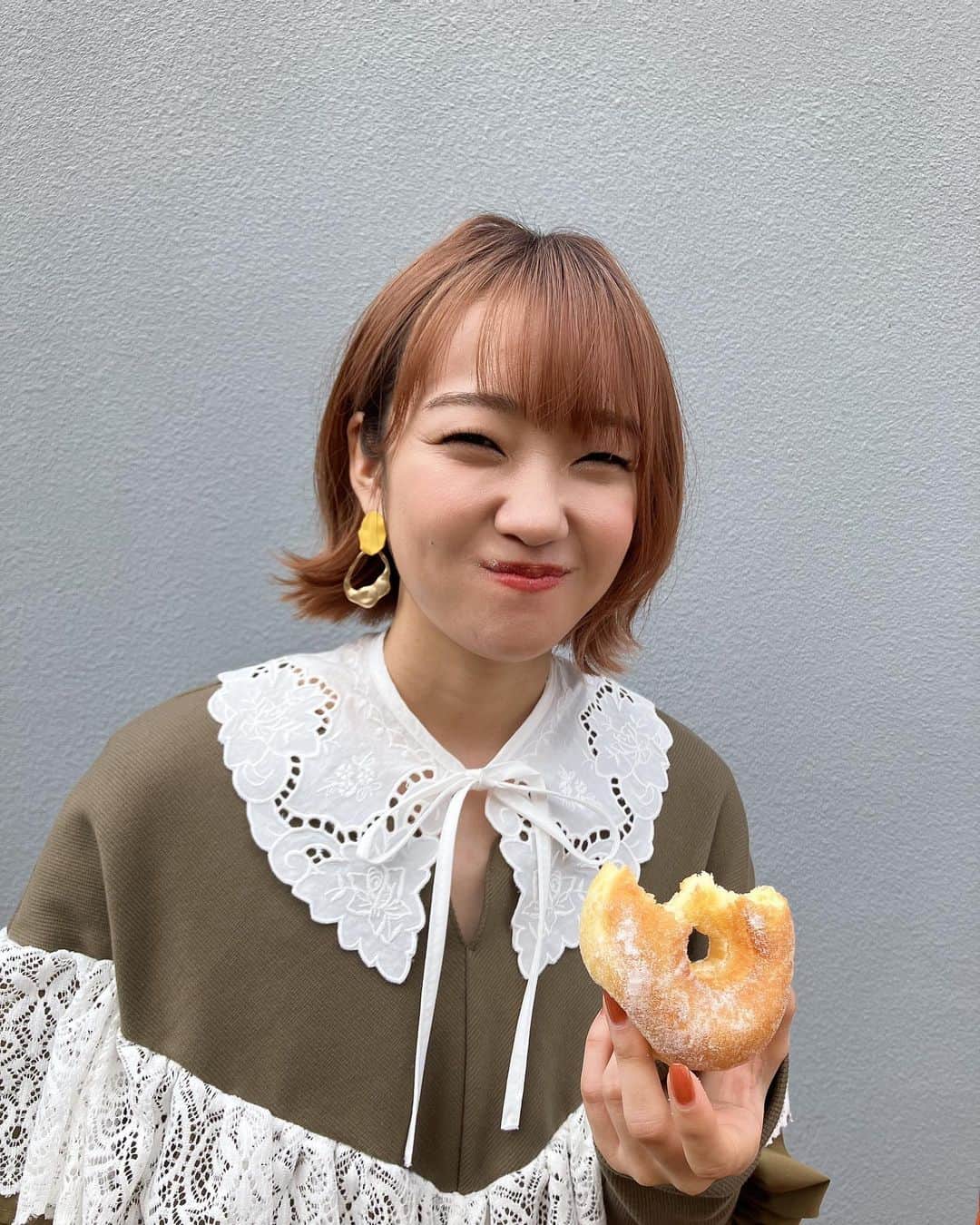 大橋彩香さんのインスタグラム写真 - (大橋彩香Instagram)「『kioku tadori te 2023』にゲスト出演させていただきました〜！ ありがとうございました✨ 素敵なイベントでした🎂  パンフの撮影で食べたドーナツ。 口の周り砂糖だらけにしてました！(スタッフ)  #kiokutadorite2023」4月9日 21時54分 - ayaka_ohashi