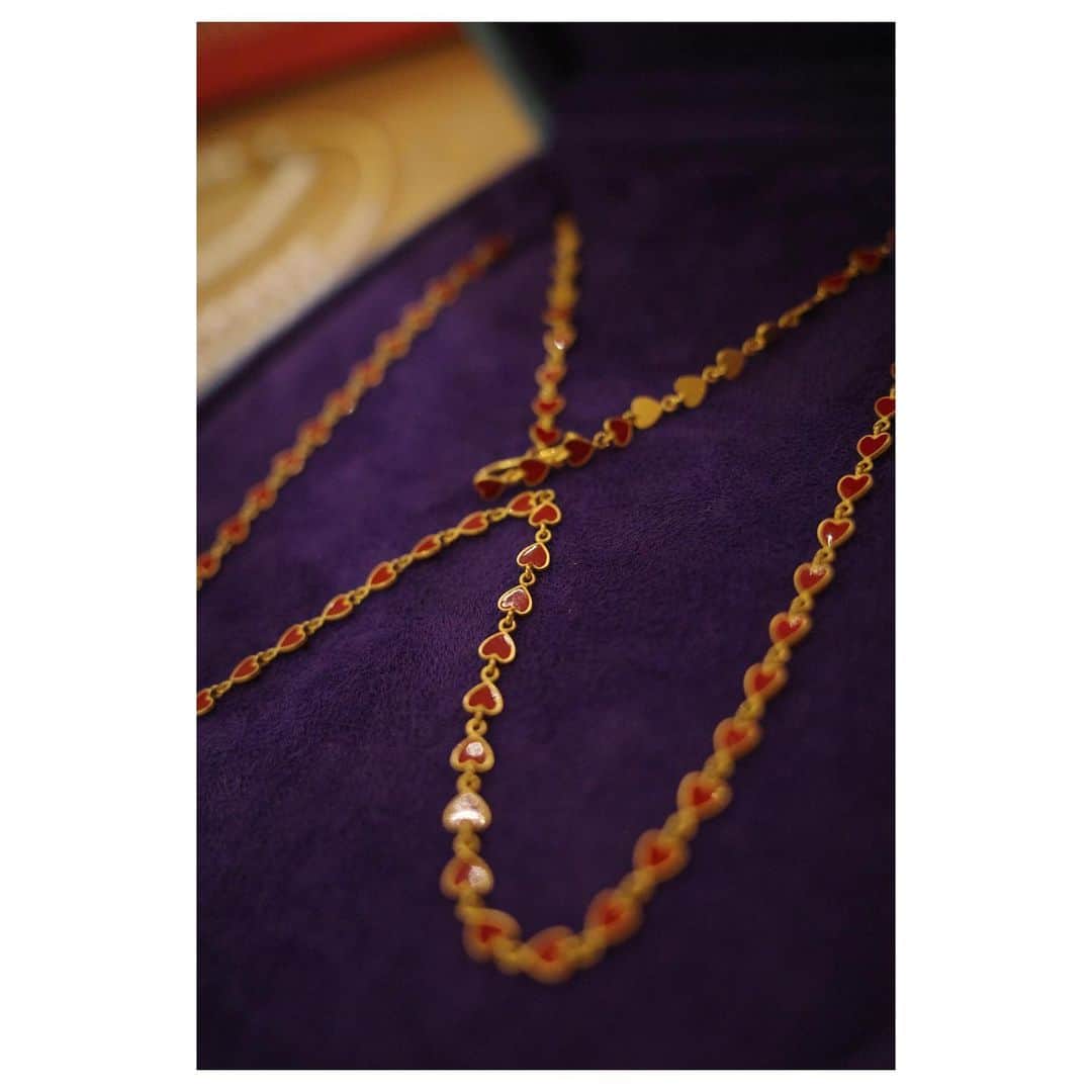のインスタグラム：「* 私のMARIE-HELENE DE TAILLACのネックレスがいつの間にやら蝶々に... (娘のイタズラ✨)  明日は8月末に発売予定のライフスタイル本の撮影なので、今日は私物を集めていました  カメラマンさんに撮っていただくページは限られているので、その分思い入れのあるカットになりそう✨ 娘も一緒なので、いろいろな意味でドキドキする...  撮影の合間の様子、ストーリーにアップするね！  * #高垣麗子本 #❤️ が　#🦋　に」