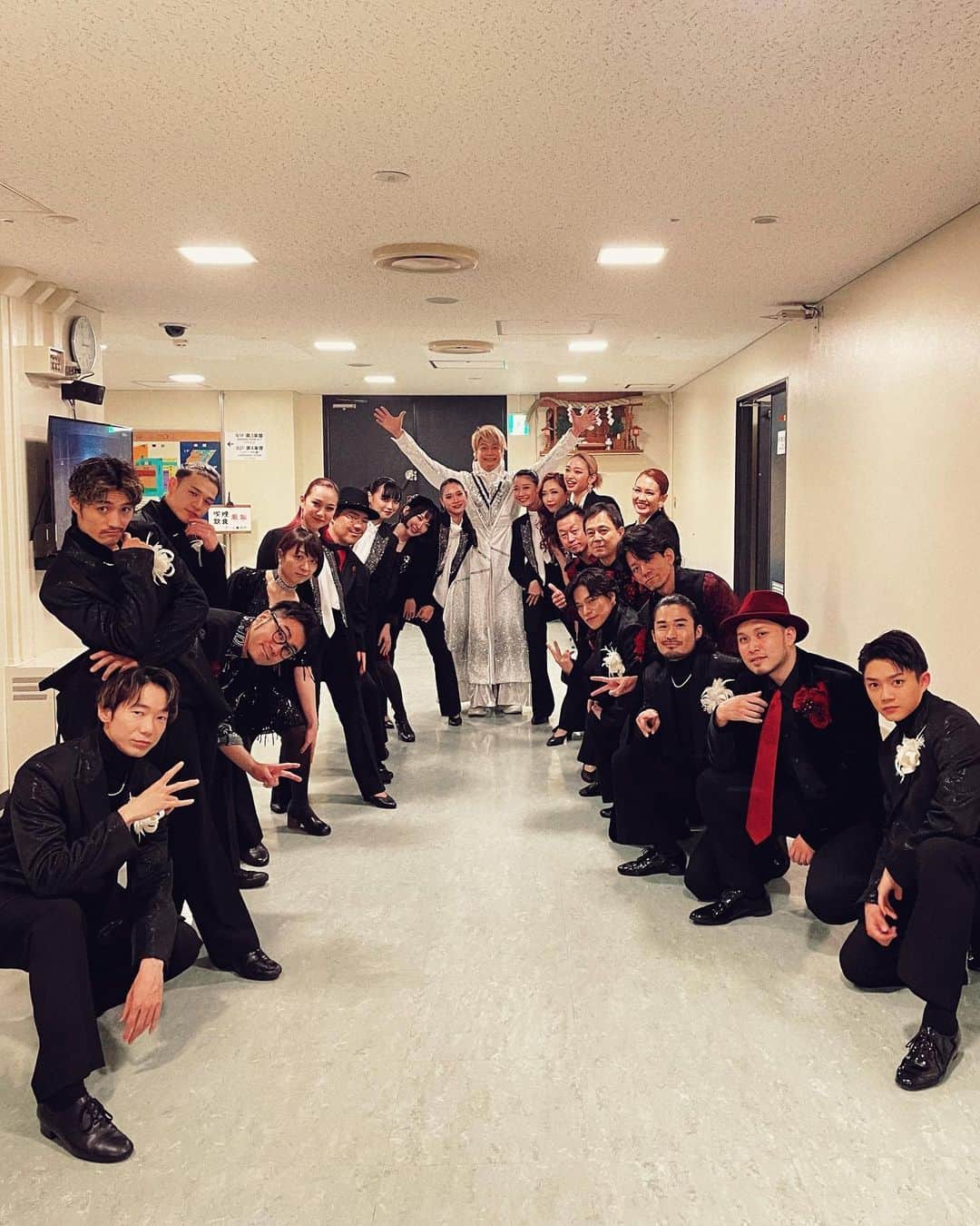 香取慎吾のインスタグラム：「NHKホール3日間楽しかったぁ。ありがとう。子供の頃初めてのドラマに緊張した事、大河ドラマのプレッシャーに飲み込まれそうになった事、紅白歌合戦で一瞬の短い自分のソロパートが上手く歌えずへこんで、その年を終えた時の事。沢山のNHKでの、僕を強く成長させてくれた思い出に包まれながら、幸せいっぱいな3日間でした！ 次は大阪 愛知 石川 福島 福岡 全国ぴょんぴょん飛び回ります。 #BlackRabbit で一緒に幸せ時間を抱きしめましょう！  ＊素敵なホールを歩き回ってみた。グッズ売り場の後ろが岡本太郎で驚き、感動の香取慎吾。」
