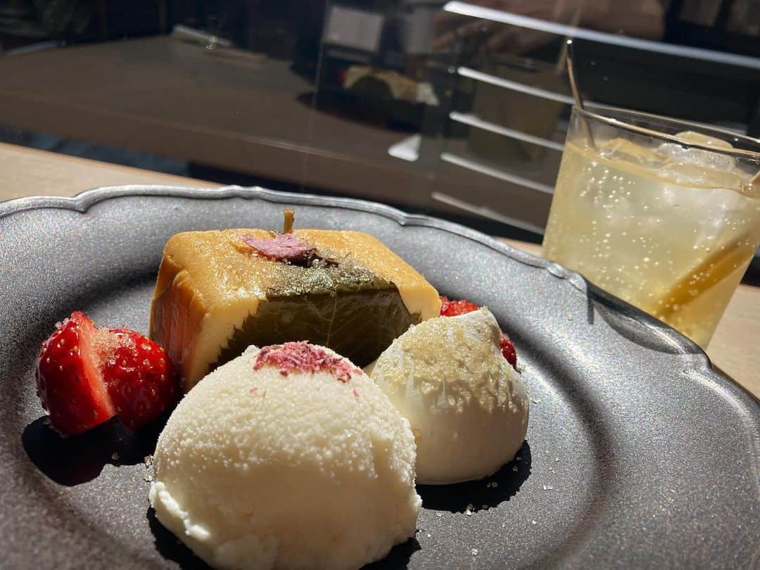 永島聖羅のインスタグラム：「🌸  まったり〜のんびり〜 そんな日も良いよね✨  お疲れ様でした！  #レモネード #チーズケーキ  #カフェ #cafe #sakura」