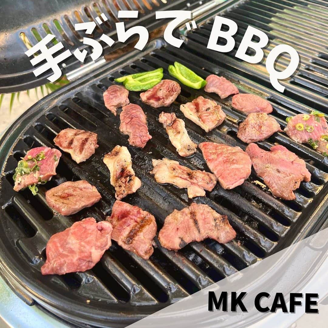 yuu sakuraiのインスタグラム：「沖縄の夜にリッチな夜ご飯を⭐︎  沖縄といえば綺麗な海🏖 今もMK CAFEのテラスで沈む夕陽や、波の音を聴きながらゆっくりとお食事をされている方々を見て、  大切な夜の時間をうちで過ごしてくれて嬉しいね✨と話すMK CAFEオーナーの菊池さんが‼︎  もっと沖縄を贅沢に味わえる企画を用意したいなぁと、 MK CAFEの栄養士⭐︎ゆうきさんとタックを組んで、  沖縄でしか食べる事のできない 〝島野菜〟をメインとした 1日1組、限定の手ぶらでBBQ🍖 を企画しています⭐︎  口にした瞬間✨美味しい〜って 思わず口にしてしまうような もとぶ牛や、石垣牛、アグー豚などもご用意する予定で、  今、県産のお肉を取り扱っているお肉やファーマーズから買い付けをして連日、試食会を行っています♪  沖縄は、結婚式などでご家族みんなで旅行にいらしていたり、 社員旅行や卒業旅行など忘れられない時間を各々過ごされています⭐︎  そんな大切な時間に 海の見えるテラスで沖縄の食材を堪能できるBBQとオリオンビールやサンゴビールで乾杯して🍻  1日1組限定の贅沢な時間を 過ごせたら嬉しいですね♪  オーナーのアイディアで、 栄養士のゆうきさんが、 焼き加減など絶妙なタイミングで焼いてくれるプランも作ろう🙌🏻と毎回、話が盛り上がっています⭐︎  みなさん、どうぞスタートを楽しみにしていてくださいね🤝  #手ぶらでBBQ #沖縄 #bbq #県産 #島野菜 #瀬長島#ウミカジテラス  #瀬長島ウミカジテラス#mkcafe #鯖バーガー#ハンバーガー#鯖 #沖縄移住#沖縄生活 #okinawa#okinawajapan」