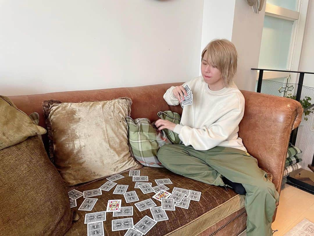 藤澤涼架のインスタグラム：「🃏🥳🛋」