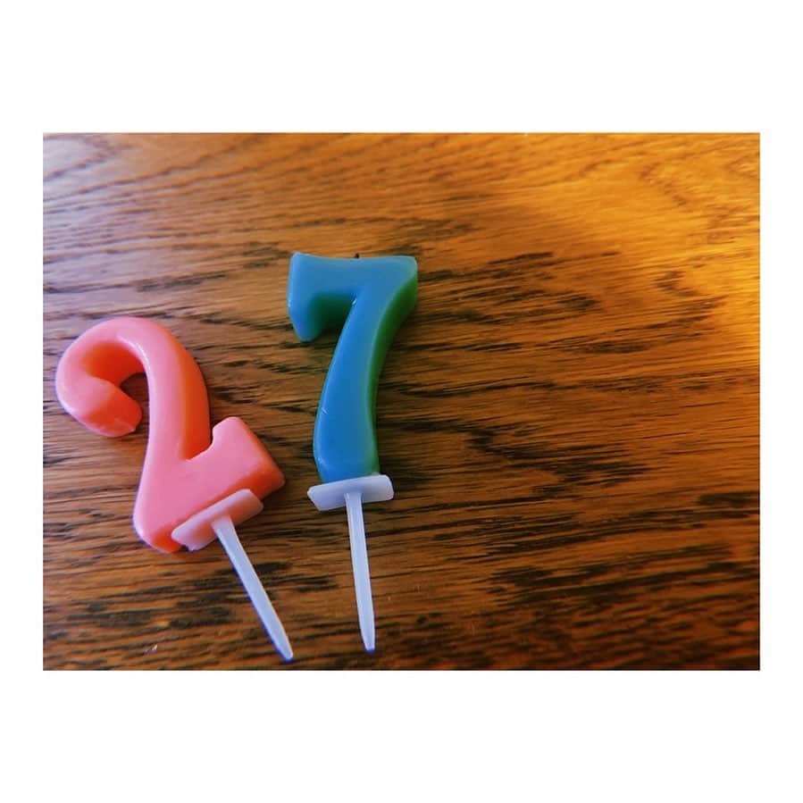 豊原江理佳のインスタグラム：「たくさんのおめでとうを 本当にありがとうございます(*´꒳`*)   とっっても幸せな誕生日🤲  皆さんにいただいたメッセージ 大切に読ませていただきました  ありがとう🍎🤟  そういえば毎年、その年の目標を決めているのですが 今年はソロライブと、心身の健康です！！ どつちも達成できますように…」