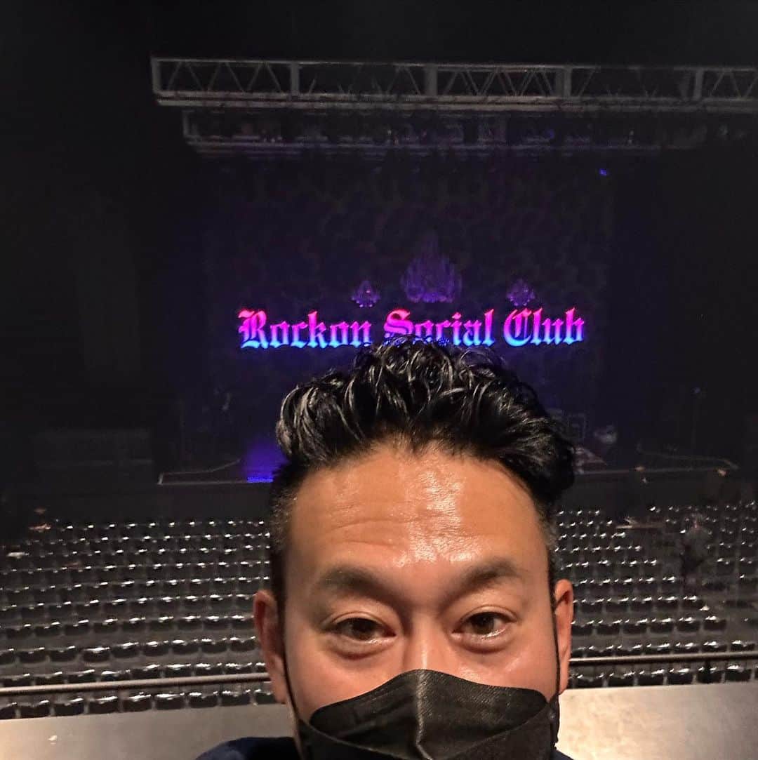 宮川大輔のインスタグラム：「昨日はZepp hanedaにRockon Social Clubを観に行ってました。カッコよかった‼️ 最高でした‼️ パワーいただきました。 ありがとうございました😭 #rockonsocialclub」