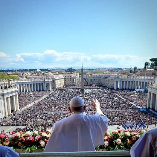 フランシスコ（ローマ教皇）さんのインスタグラム写真 - (フランシスコ（ローマ教皇）Instagram)「EN: Jesus, the Living One, is with us, forever.  Let the Church and the world rejoice, for today our hopes no longer come up against the wall of death, for the Lord has built us a bridge to life.  PT: Jesus, o Vivente, está connosco para sempre. Alegrem-se a Igreja e o mundo, porque hoje as nossas esperanças já não se quebram contra o muro da morte, mas o Senhor abriu-nos uma ponte para a vida. ES: Jesús, el Viviente, está con nosotros para siempre. Que la Iglesia y el mundo se alegren, porque hoy nuestra esperanza ya no se estrella contra el muro de la muerte; el Señor nos ha abierto un puente hacia la vida. IT: Gesù, il Vivente, è con noi per sempre. Gioiscano la Chiesa e il mondo, perché oggi le nostre speranze non si infrangono più contro il muro della morte, ma il Signore ci ha aperto un ponte verso la vita. FR: Jésus, le Vivant, est avec nous pour toujours. L’Église et le monde se réjouissent car aujourd’hui nos espérances ne se brisent plus contre le mur de la mort, mais le Seigneur nous a ouvert un pont vers la vie. DE: Jesus, der Lebendige, ist für immer bei uns. Die Kirche und die Welt sollen sich freuen, denn heute werden unsere Hoffnungen nicht mehr an der Mauer des Todes zerschmettert, sondern der Herr hat uns eine Brücke zum Leben geöffnet. PL: Jezus, Żyjący, jest z nami na zawsze. Niech radują się Kościół i świat, bo dziś nasze nadzieje nie rozbijają się o mur śmierci, lecz Pan otworzył nam pomost do życia. #Pasqua #Easter #Pascua #Páscoa #Pâques #Ostern #Wielkanoc #Pascha」4月9日 21時57分 - franciscus