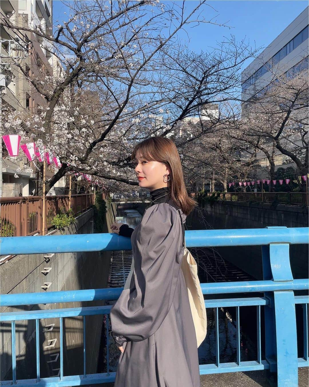 小濱庸子さんのインスタグラム写真 - (小濱庸子Instagram)「桜🌸 もうほとんど散ってしまったけど、今年は結構満喫するほどちゃんとお花見できたな😌 袖にボリュームのあるワンピースは大変好評でうれしかった☺️ @joint_space @lieulien_lul #lieulien #桜 #お花見 #ワンピースコーデ」4月9日 21時57分 - hamachan1020