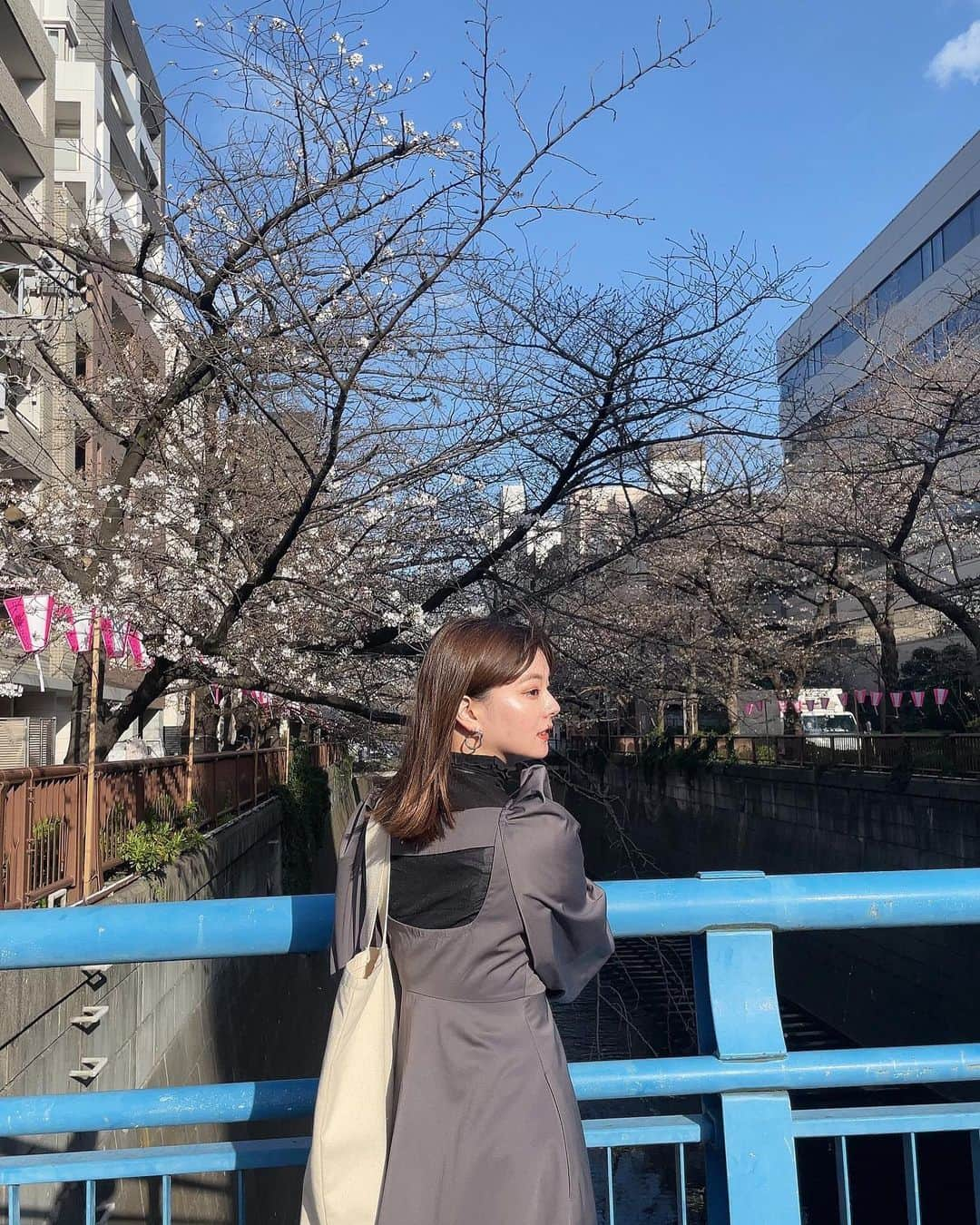 小濱庸子さんのインスタグラム写真 - (小濱庸子Instagram)「桜🌸 もうほとんど散ってしまったけど、今年は結構満喫するほどちゃんとお花見できたな😌 袖にボリュームのあるワンピースは大変好評でうれしかった☺️ @joint_space @lieulien_lul #lieulien #桜 #お花見 #ワンピースコーデ」4月9日 21時57分 - hamachan1020