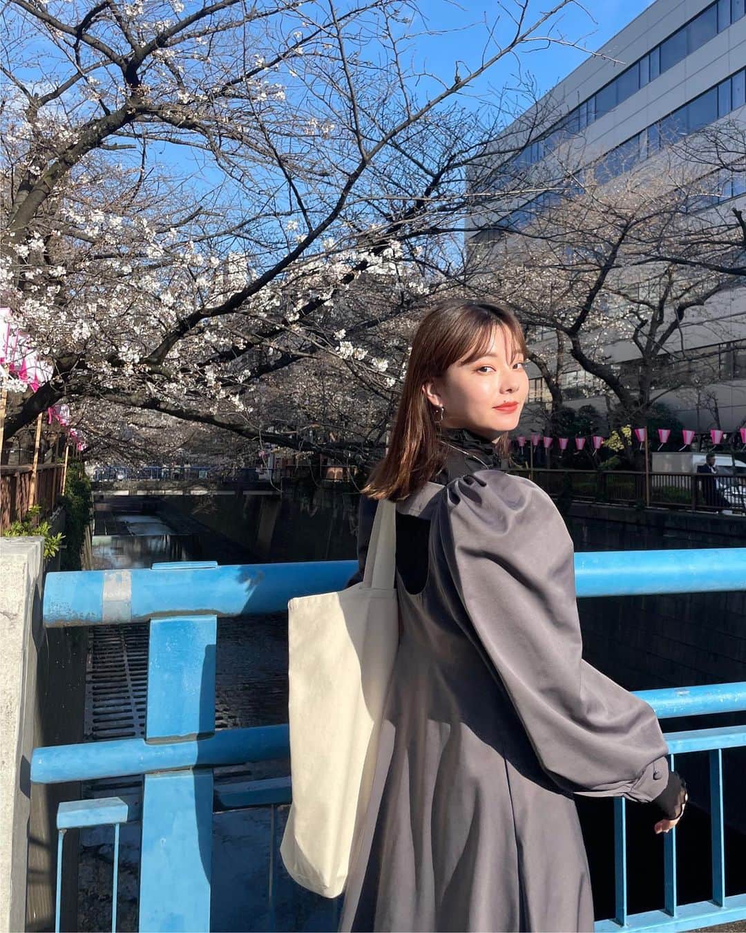 小濱庸子のインスタグラム：「桜🌸 もうほとんど散ってしまったけど、今年は結構満喫するほどちゃんとお花見できたな😌 袖にボリュームのあるワンピースは大変好評でうれしかった☺️ @joint_space @lieulien_lul #lieulien #桜 #お花見 #ワンピースコーデ」