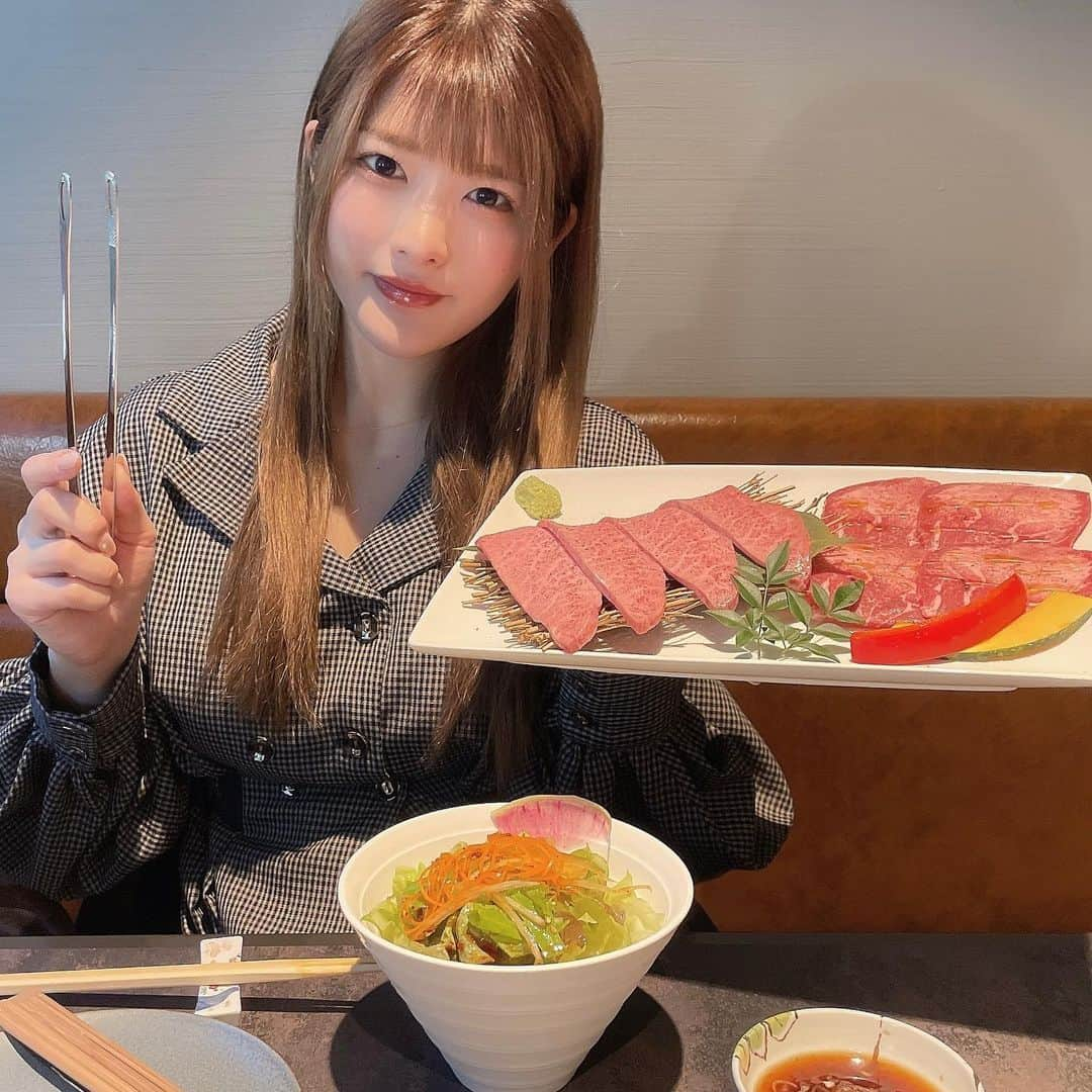 上矢えり奈のインスタグラム：「＊-＊-＊-＊-＊-＊-＊-＊  久しぶりに焼肉☺️🥩 最高級の黒毛和牛のコースを食べてきたー！  焼肉ケナリ赤坂店( @kenari.akasaka )  高級お肉が肉厚で贅沢すぎる…🤍 自分の好きな大きさでカットして 食べれるの最高だった🤤  駅からも近いし、落ち着いた雰囲気の店内で 大満足な時間を過ごせました⏰  erina.  📍焼肉ケナリ赤坂店 さん 東京都港区赤坂4-1-2シントミ赤坂一ツ木ビル2F  ＊-＊-＊-＊-＊-＊-＊-＊  PR @kenari.akasaka #ケナリ #赤坂グルメ #赤坂ランチ #焼肉ランチ #高級焼肉 #韓国料理 #焼肉ケナリ #赤坂焼肉」