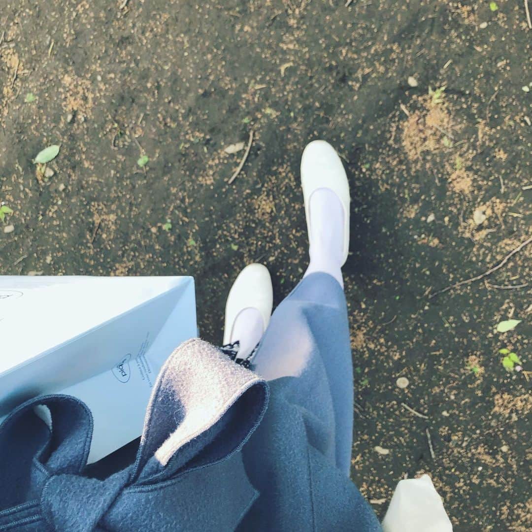 木村仁美さんのインスタグラム写真 - (木村仁美Instagram)「新緑🌿🕊  1日(2〜3日に)一回は投稿したいと書いて、すっかり忘れて日々を過ごしました。🌬  そもそも、インスタグラムの投稿をする為に写真を撮りためる習慣があまりなかった事に気づきました🐈‍⬛🫧  数年前まではどちらかというと、自分自身をアピールするという活動や気持ちが大きくて とにかく自撮りをたくさん撮ってあげていて(全然悪いことではない)気づいたらインスタは自分の自撮りばかりでした。  昔は風景とか、日常を切り取るのが好きで、その為に父からカメラを借りたりして📷一眼レフやフィルムカメラで遊んだりなどもしてたなぁ。と思い出しました。  風景の写真を切り取る、自分以外のものを切り取ることが素敵な方がインスタを見ていると沢山いらっしゃるなぁと思います✴︎🌿  自分を見てもらう為に、沢山自撮りをしできたけれど、(それはそれでとても楽しくて追求しがいがあり、可愛く撮れると嬉しいですし🦋)  もっと身の回り風景や、ものも美しく記録できるようになりたいなぁ…❁  そんな目標がある2023年です🏔✨🌝  今日はパートナーと選挙に行って、投票してからお昼ご飯を食べ、 その後姪っ子のお散歩に合流させてもらい🐈必要なものを受け取ったりしました。  明日からは、プシュケもお休みで 前々から楽しみにしていたオフです⛪️🫧  やんわりじんわり、ですが ぽっと朝に目が覚めた時 携帯を見ると プシュケのご予約メールが来ていたりして ほくほくしている日々。 本当に、ありがとうございます🦋  思いっきりリフレッシュしてきますね✴︎  でわでわ…  2023.4.9 chami  #ちゃみダイアリー」4月9日 21時57分 - chami_cat