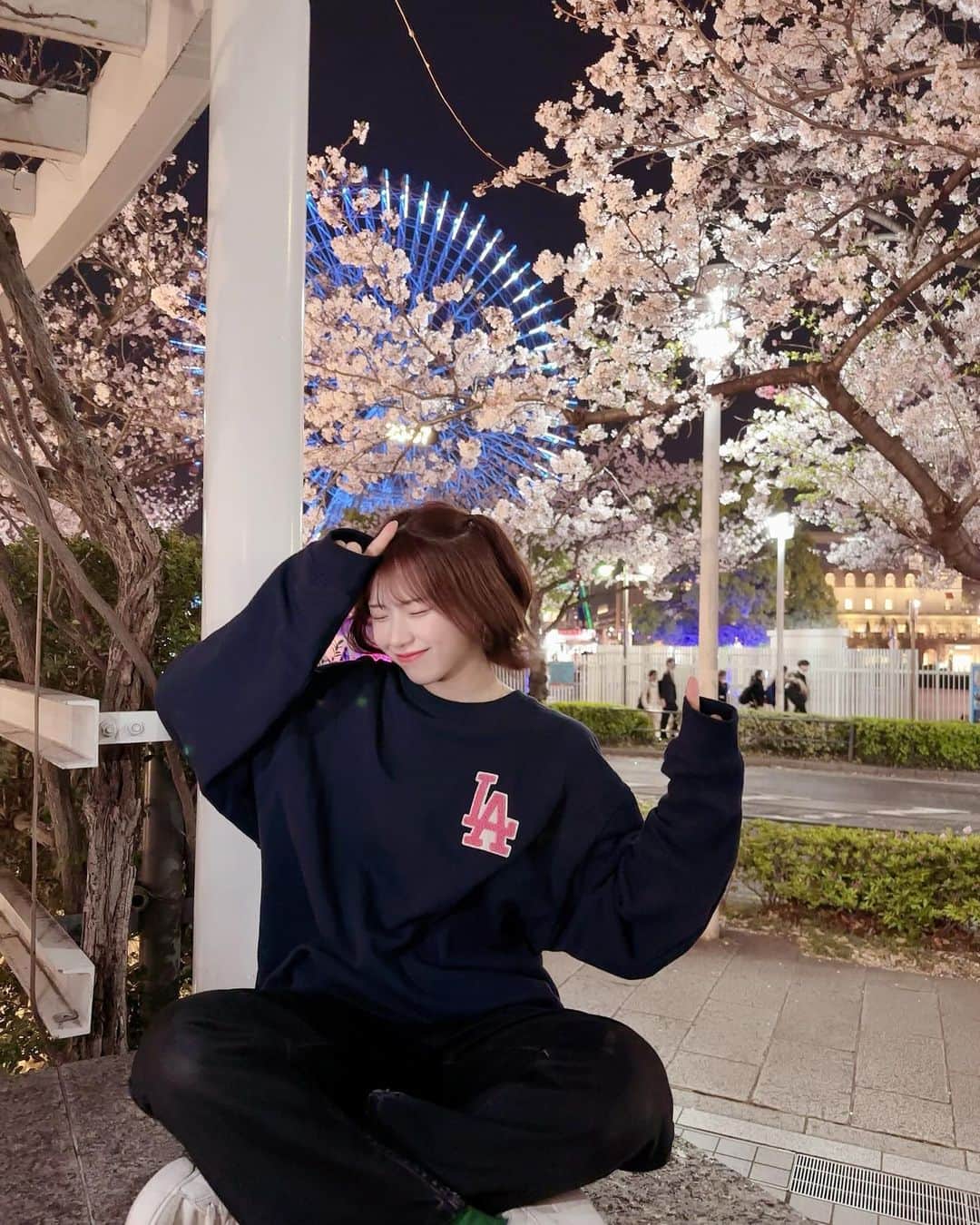鳴海寿莉亜さんのインスタグラム写真 - (鳴海寿莉亜Instagram)「☻☺︎☻☺︎🌸 ・ ね？きれいでしょ？ ・ わたしが ・ ・ 調子乗りました余裕でうそです☺️。 でもこの景色はほんっとに綺麗だった！ ・ ・ #夜桜 #みなとみらい #横浜 #153cm #観覧車 #ボブ #フォローミー #fashion #daily #cute #hair #girl #instafollow #ootd #followme #qhoto #japanese #instagood #좋아요그램 #셀카그램 #좋아요반사  #팔로우 #맞팔 #소통 #좋아요 #셀카  #팔로우미#전신 #귀여워」4月9日 21時58分 - juria_narumi.official